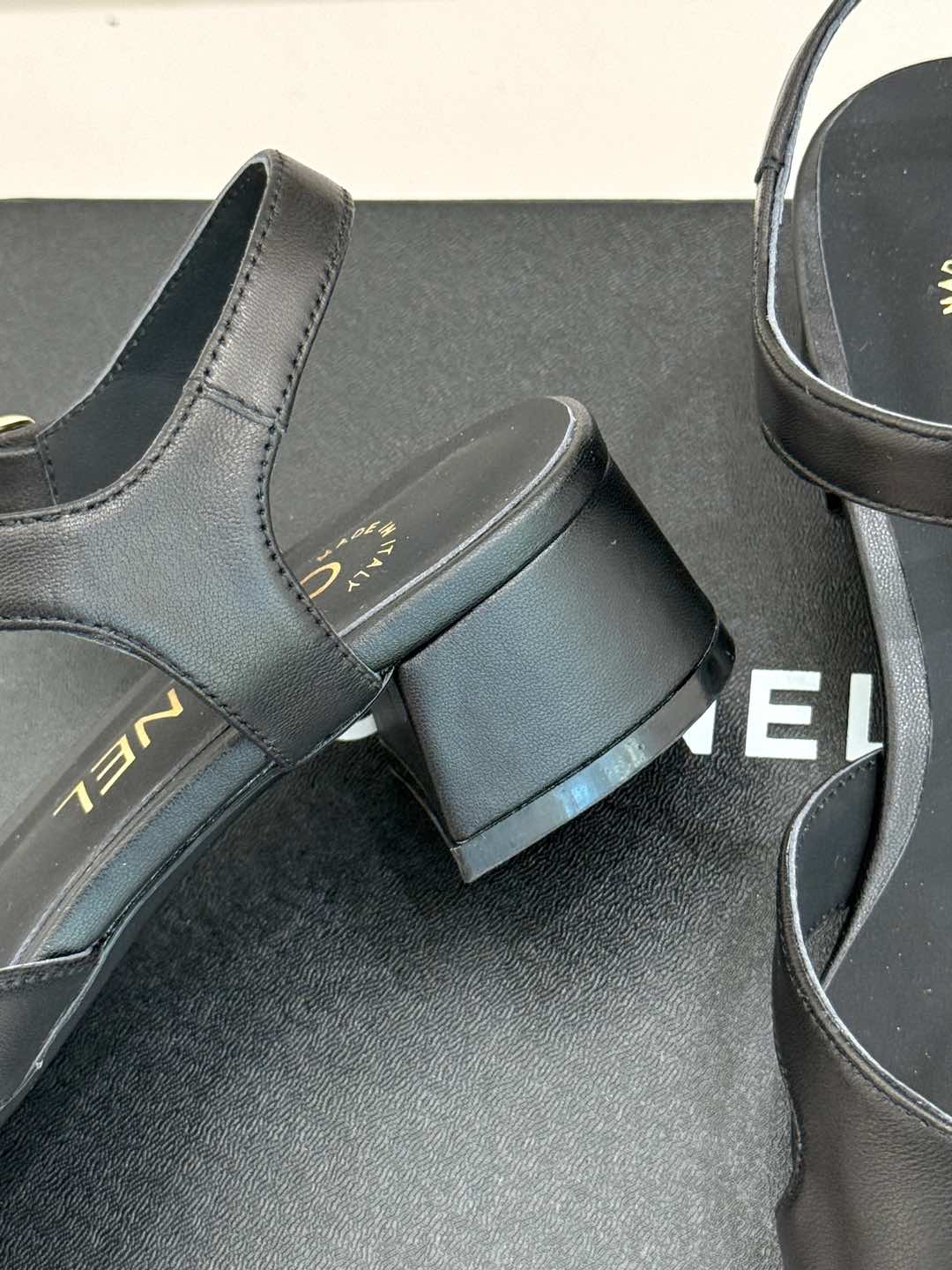 
CHANE*｜小香25C新品
拼色双C粗跟凉鞋
鞋面采用进口小牛漆皮
内里踮脚均为丝绸羊皮
意大利进口