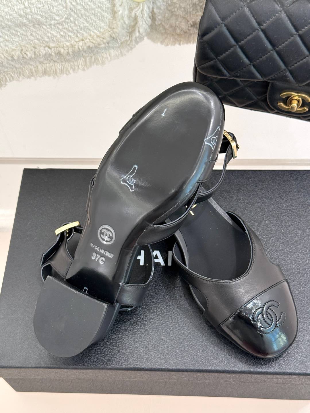 
CHANE*｜小香25C新品
拼色双C粗跟凉鞋
鞋面采用进口小牛漆皮
内里踮脚均为丝绸羊皮
意大利进口