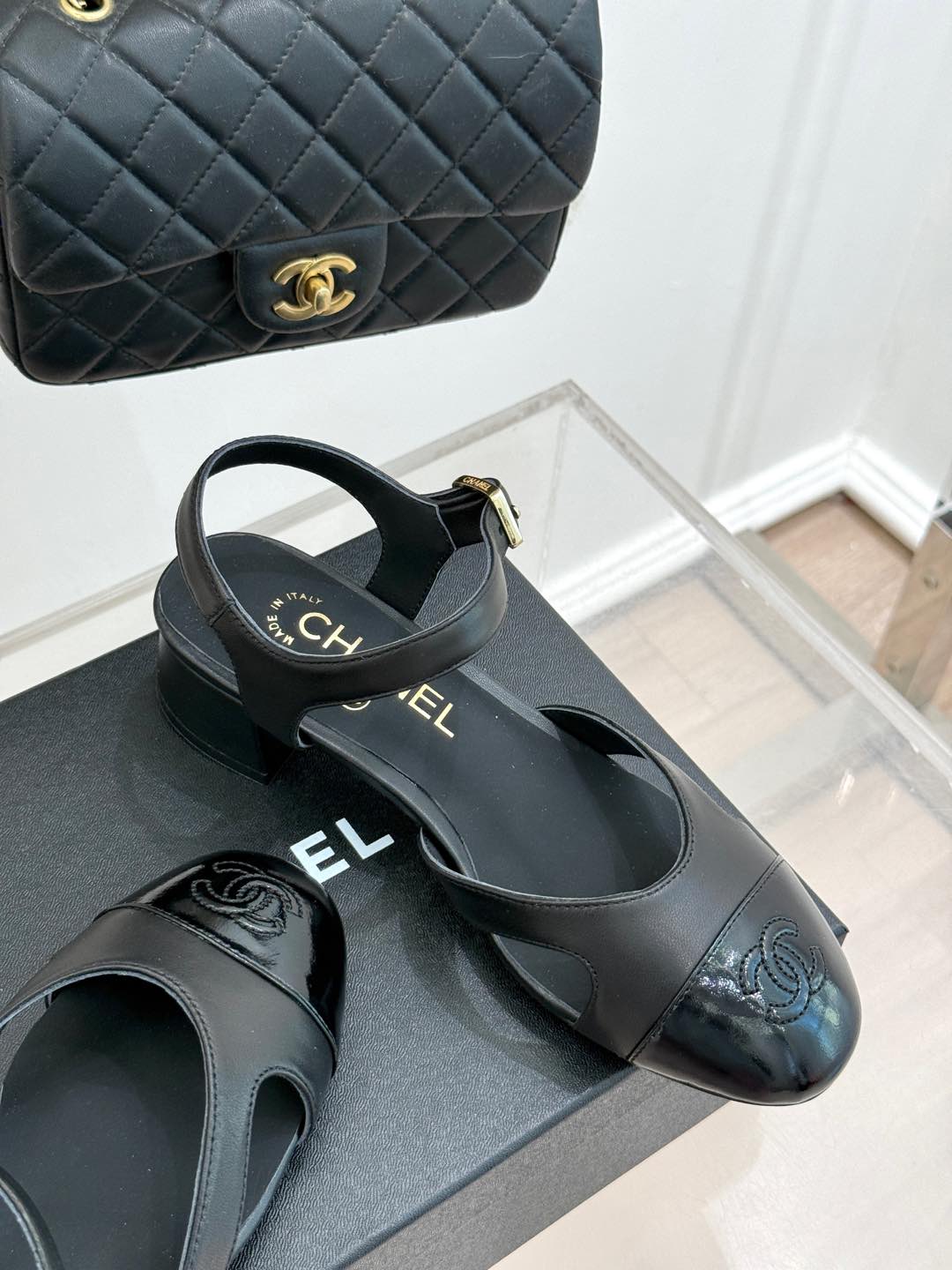 
CHANE*｜小香25C新品
拼色双C粗跟凉鞋
鞋面采用进口小牛漆皮
内里踮脚均为丝绸羊皮
意大利进口