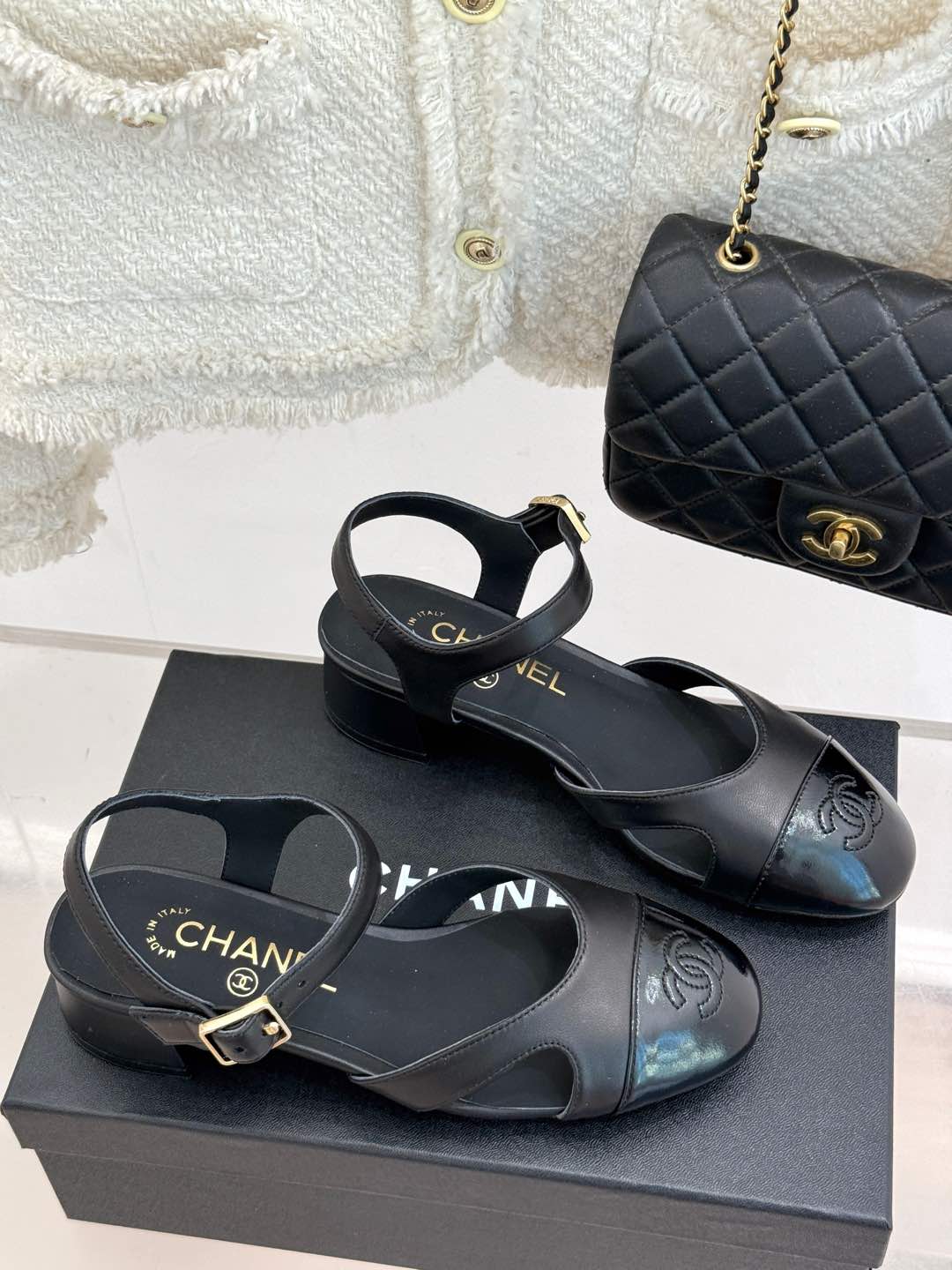 
CHANE*｜小香25C新品
拼色双C粗跟凉鞋
鞋面采用进口小牛漆皮
内里踮脚均为丝绸羊皮
意大利进口