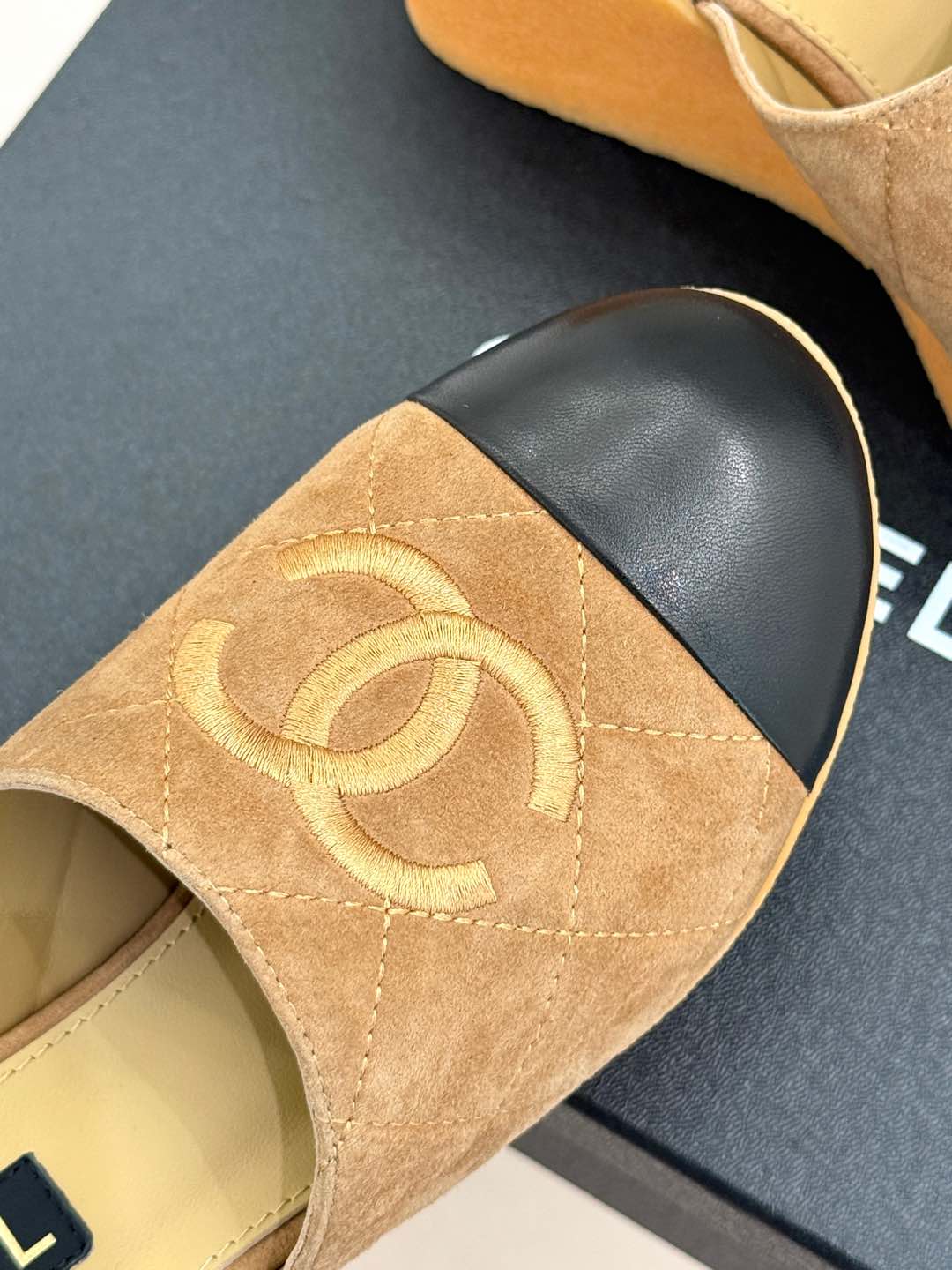 
CHANE*｜小香25C新品
粗跟双C菱格厚底拖鞋
夏天一定要入的凉拖系列
可文艺可时髦 穿搭率实在太