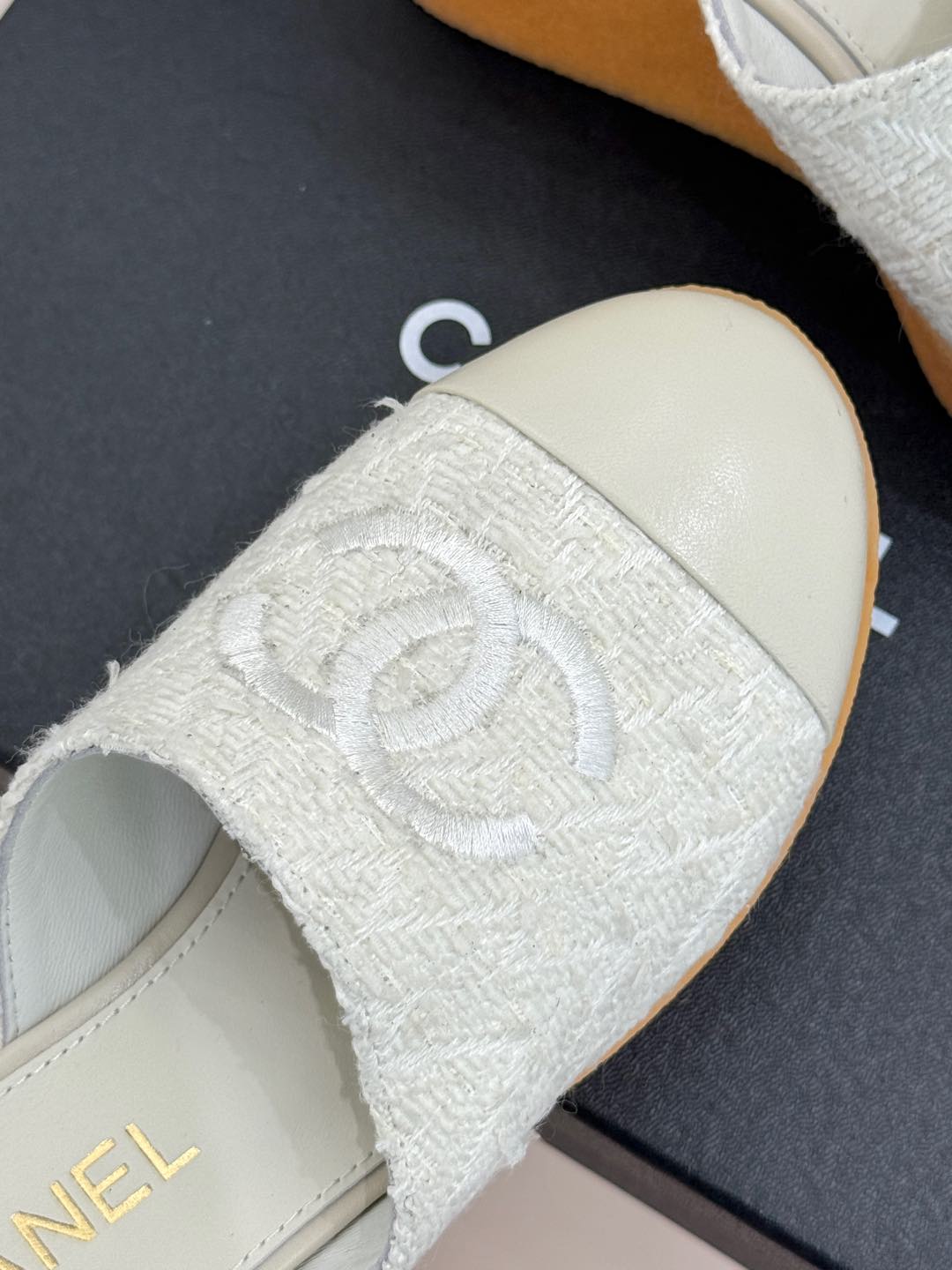 
CHANE*｜小香25C新品
粗跟双C菱格厚底拖鞋
夏天一定要入的凉拖系列
可文艺可时髦 穿搭率实在太