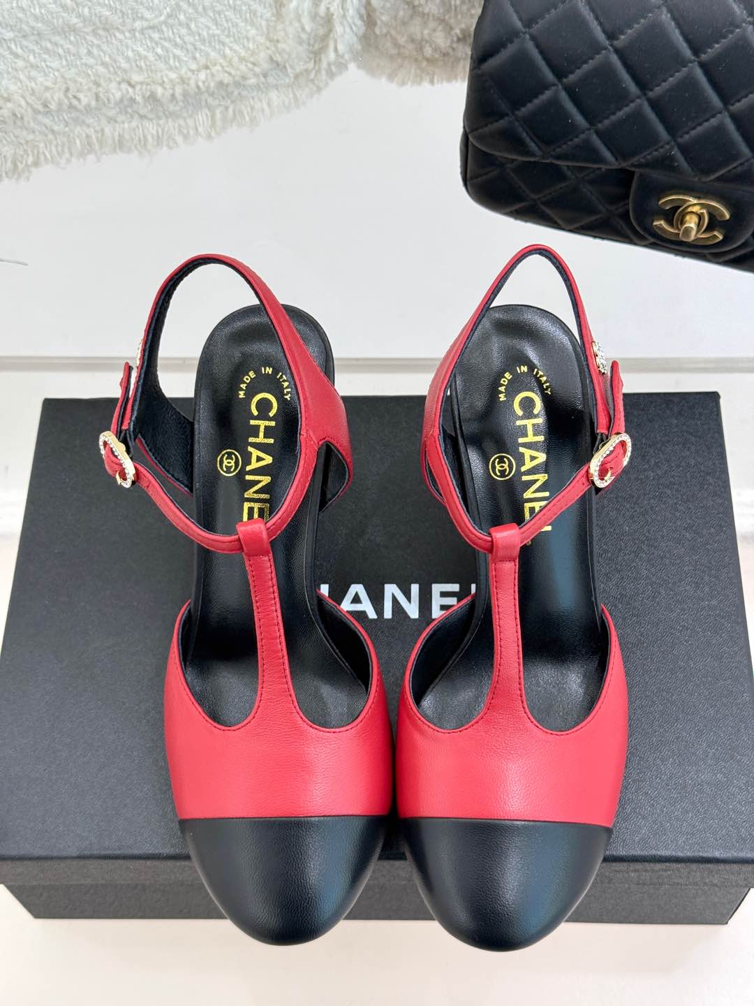
CHANE*｜小香25c早春新品
T字带双C高跟凉鞋
鞋面采用小羊皮
内里垫脚均为羊皮
意大利进口真皮