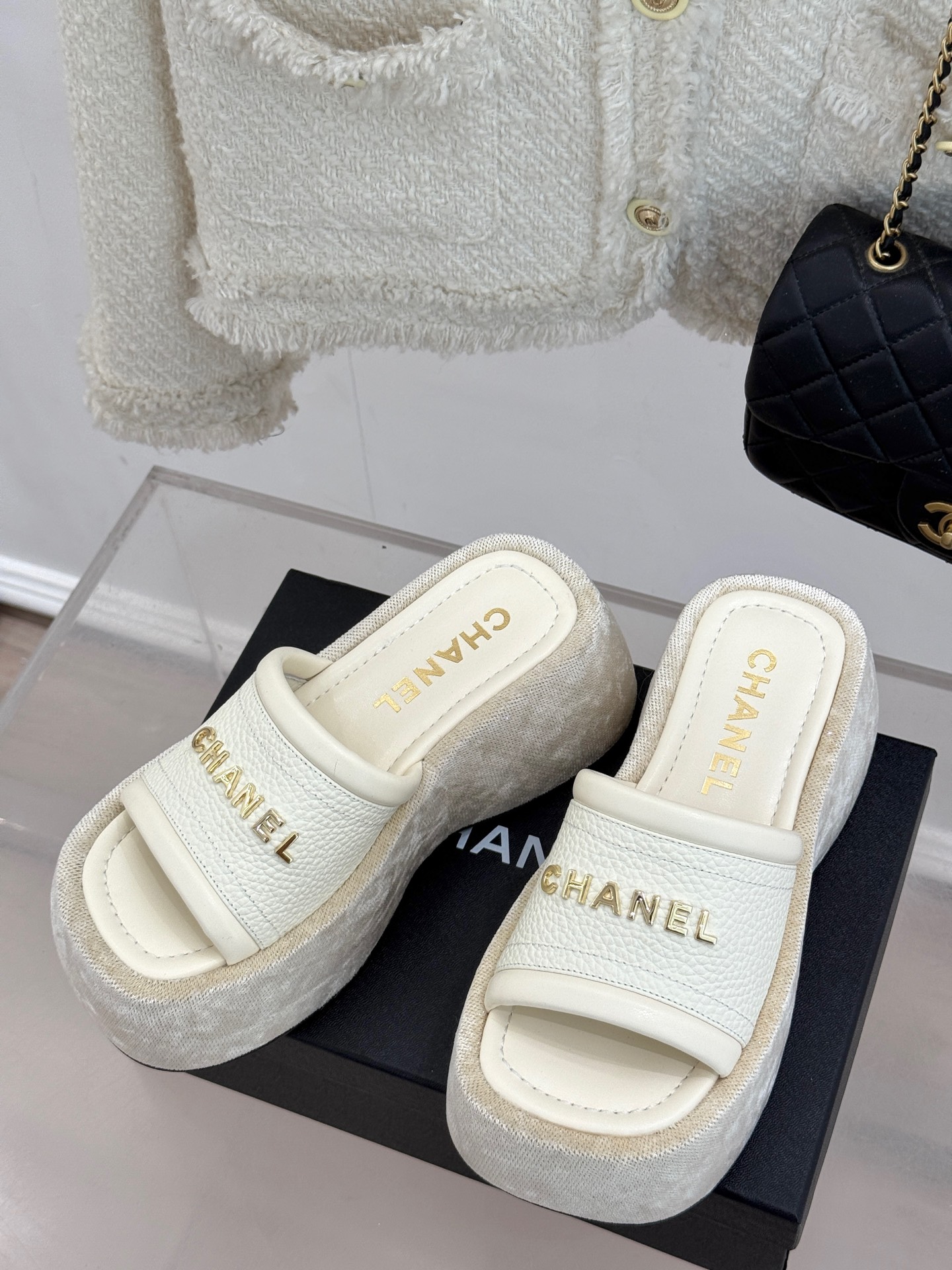 
CHANE*｜小香25C新品
字母厚底拖鞋
夏天一定要入的凉拖系列
可文艺可时髦 穿搭率实在太高了 
