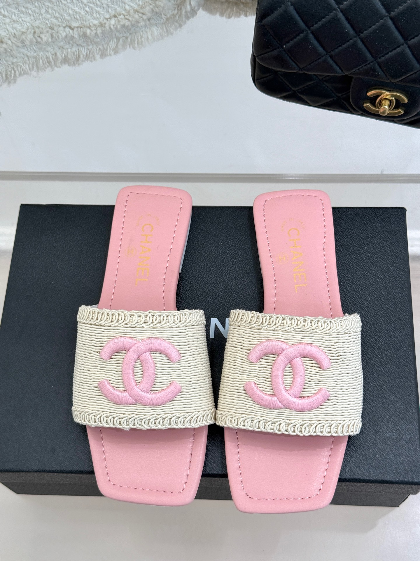 
CHANE* ｜小香25C早春针织双C
方头平底拖鞋
好穿又出片的度假风凉拖🏖️
经典织面双C设计真的