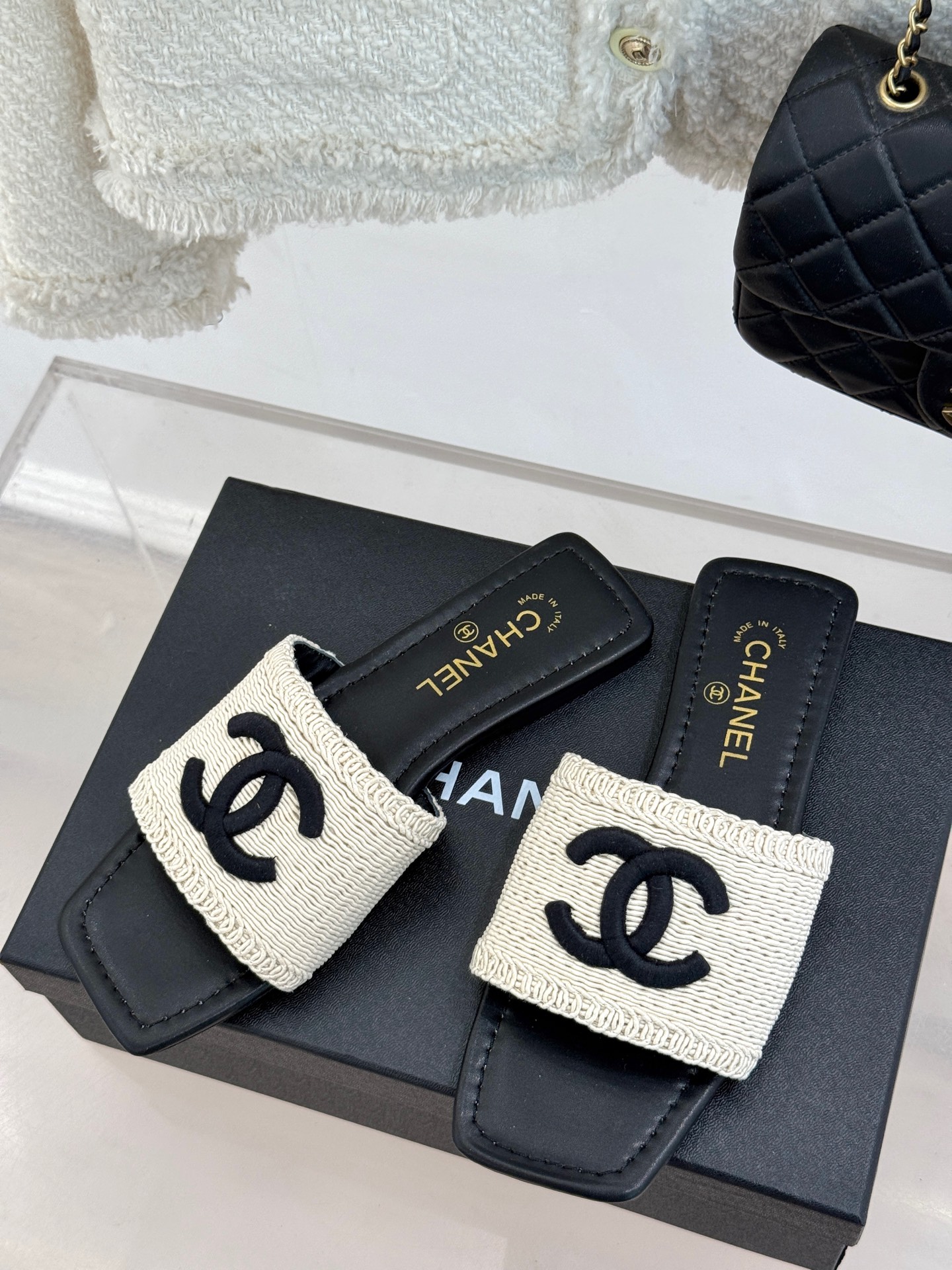 
CHANE* ｜小香25C早春针织双C
方头平底拖鞋
好穿又出片的度假风凉拖🏖️
经典织面双C设计真的