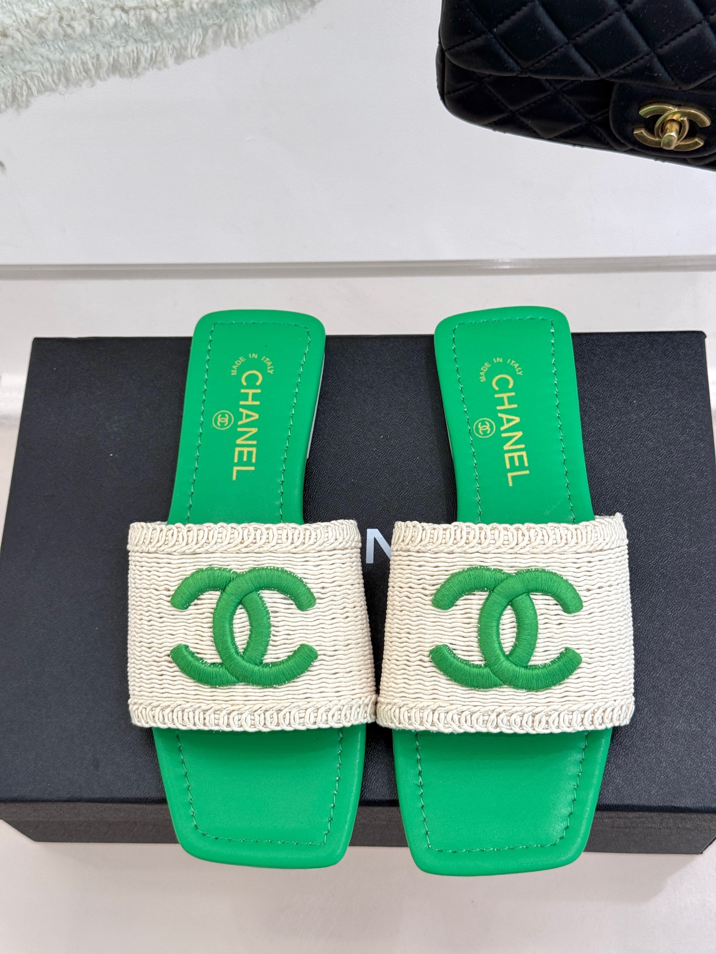 
CHANE* ｜小香25C早春针织双C
方头平底拖鞋
好穿又出片的度假风凉拖🏖️
经典织面双C设计真的