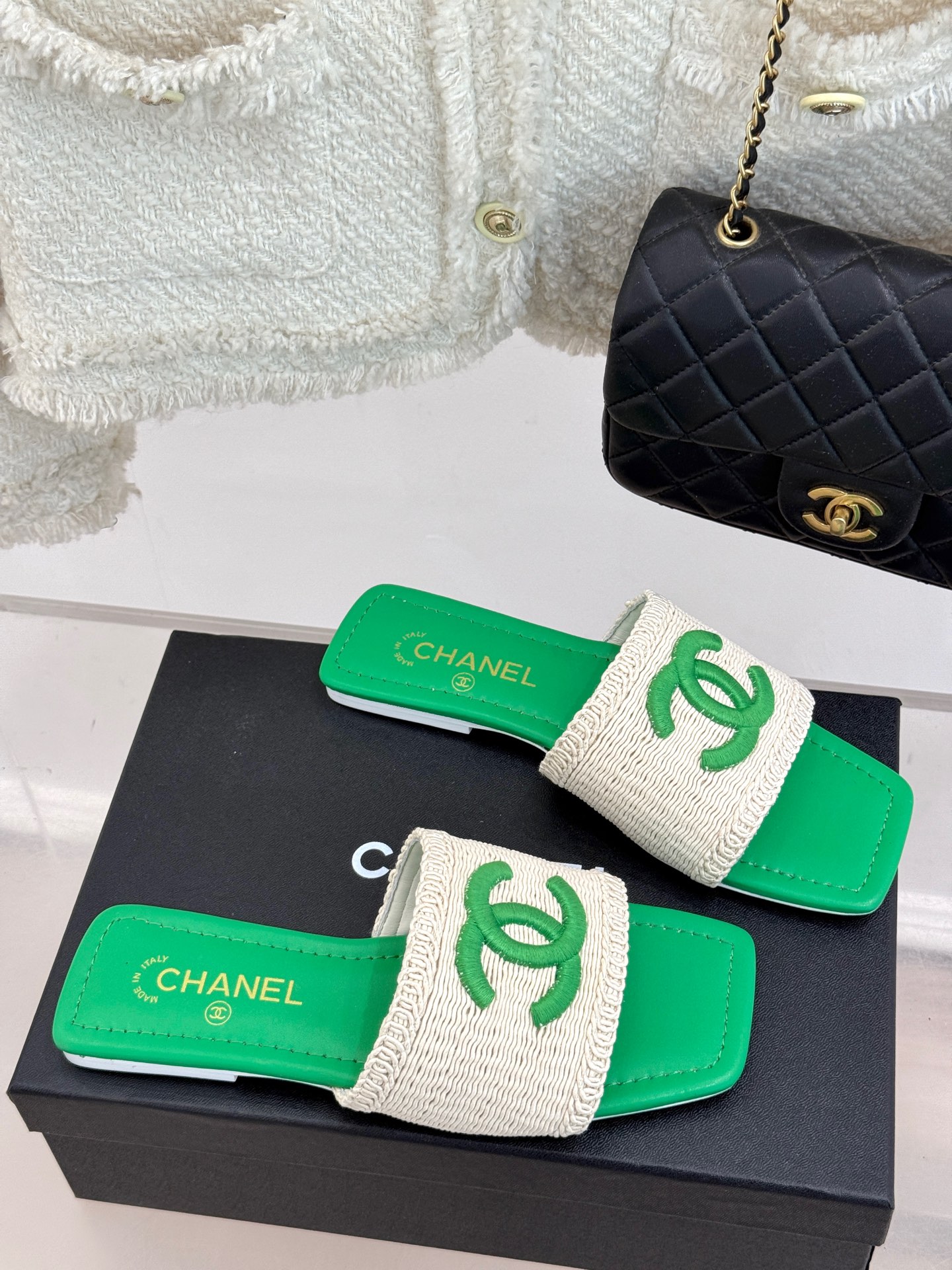
CHANE* ｜小香25C早春针织双C
方头平底拖鞋
好穿又出片的度假风凉拖🏖️
经典织面双C设计真的