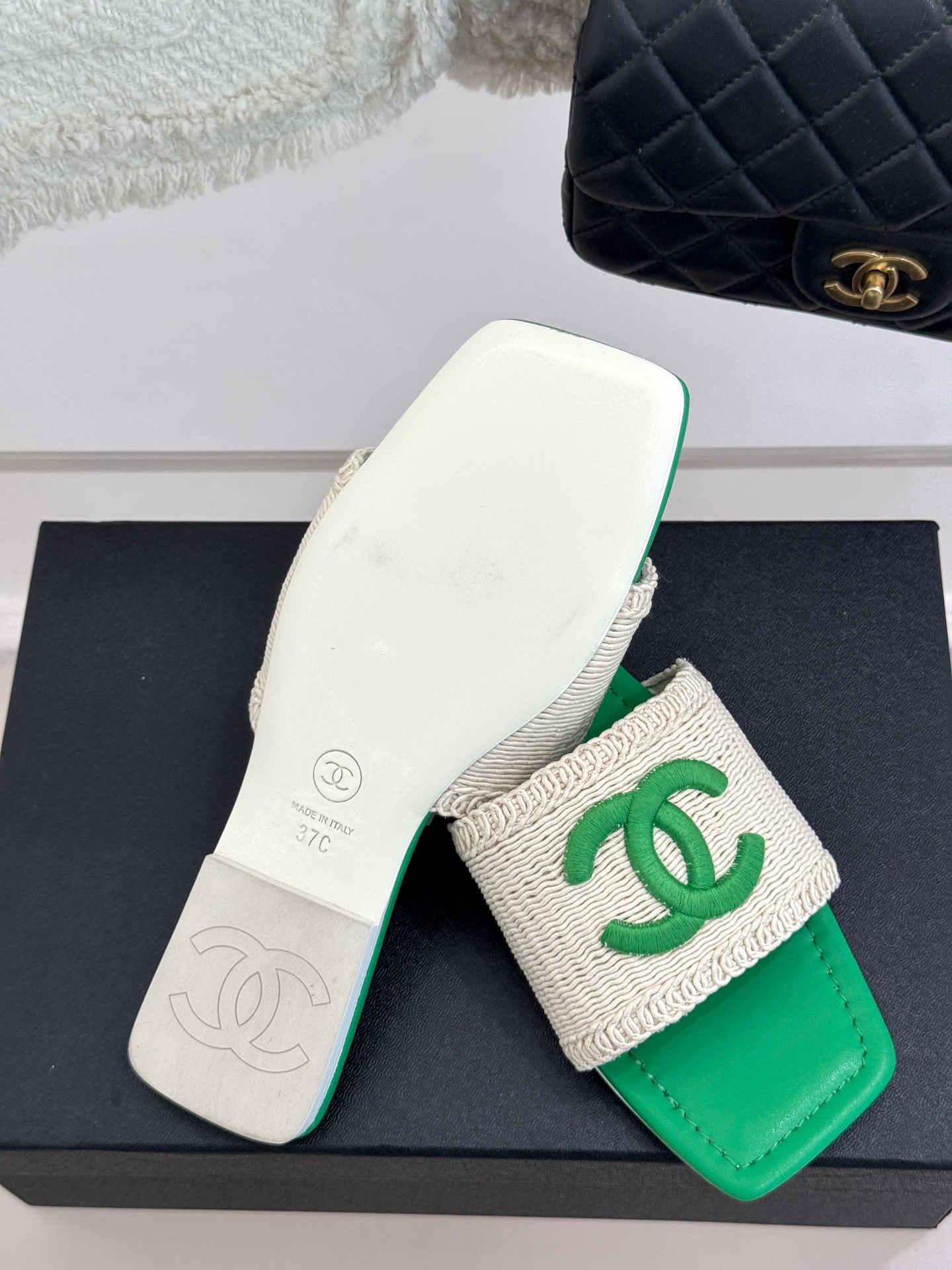 
CHANE* ｜小香25C早春针织双C
方头平底拖鞋
好穿又出片的度假风凉拖🏖️
经典织面双C设计真的