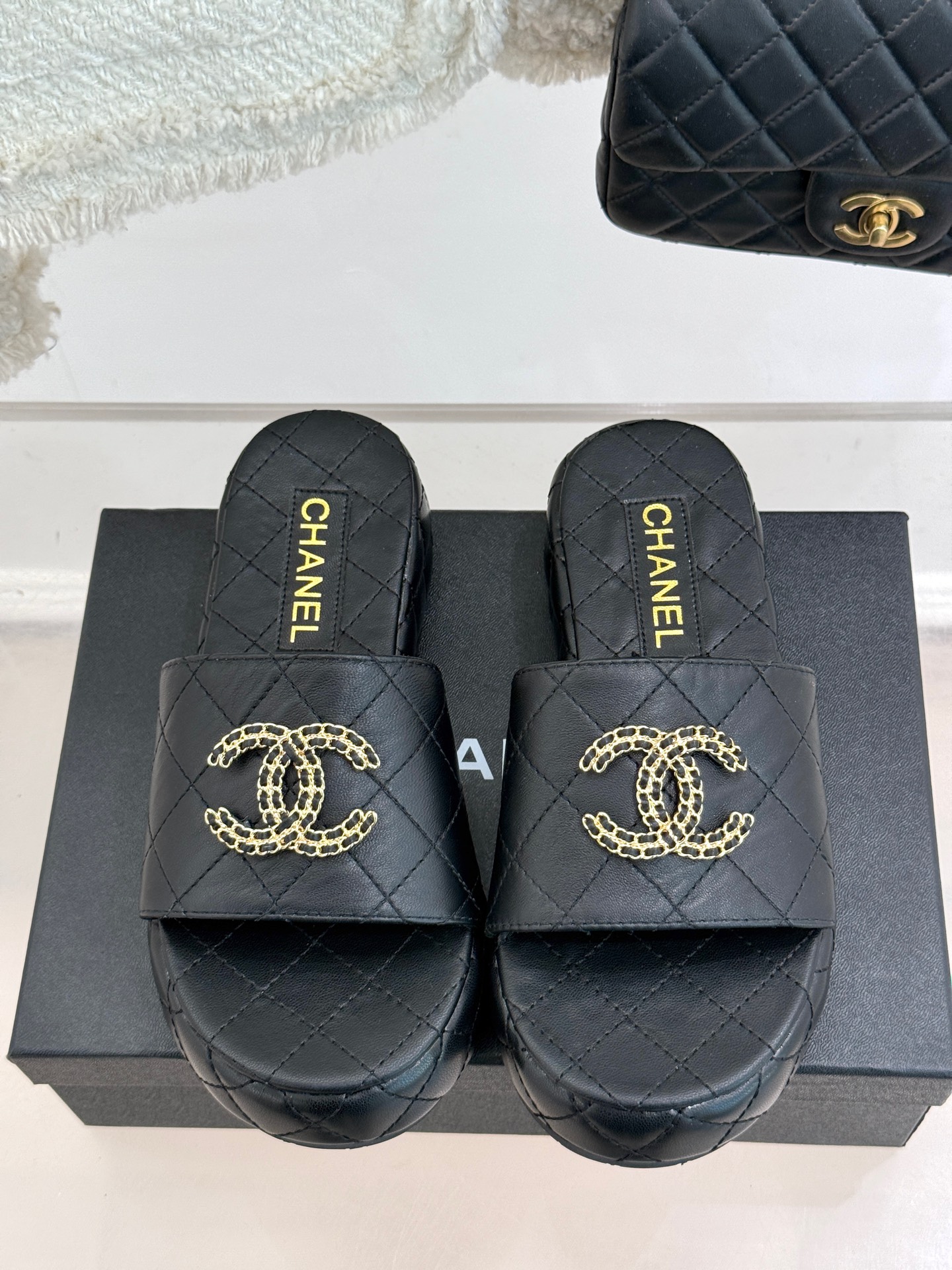 
CHANE*｜小香25c春夏新品
链条双C懒人拖鞋 
今年小香推出全新夏日度假系列拖鞋～
 不管是出街