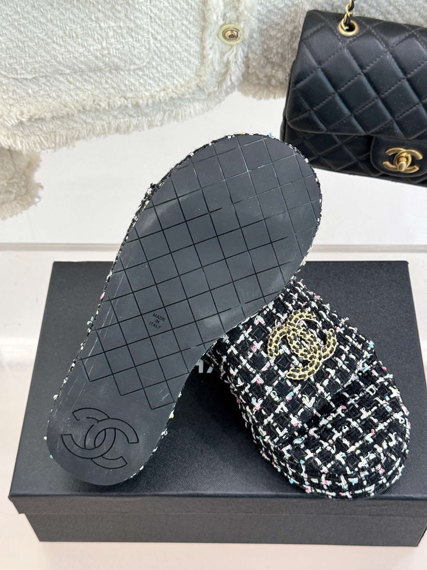 
CHANE*｜小香25c春夏新品
链条双C懒人拖鞋 
今年小香推出全新夏日度假系列拖鞋～
 不管是出街