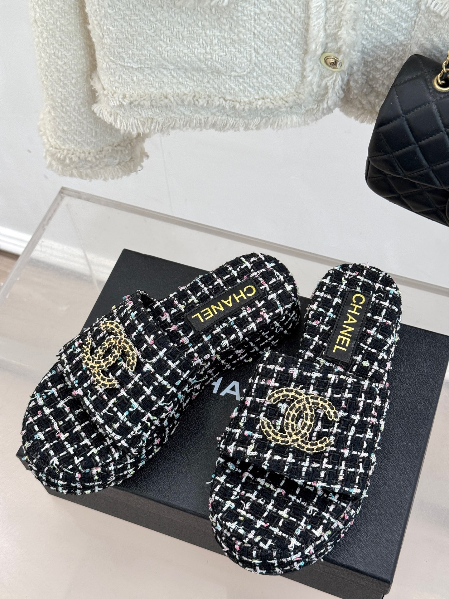
CHANE*｜小香25c春夏新品
链条双C懒人拖鞋 
今年小香推出全新夏日度假系列拖鞋～
 不管是出街