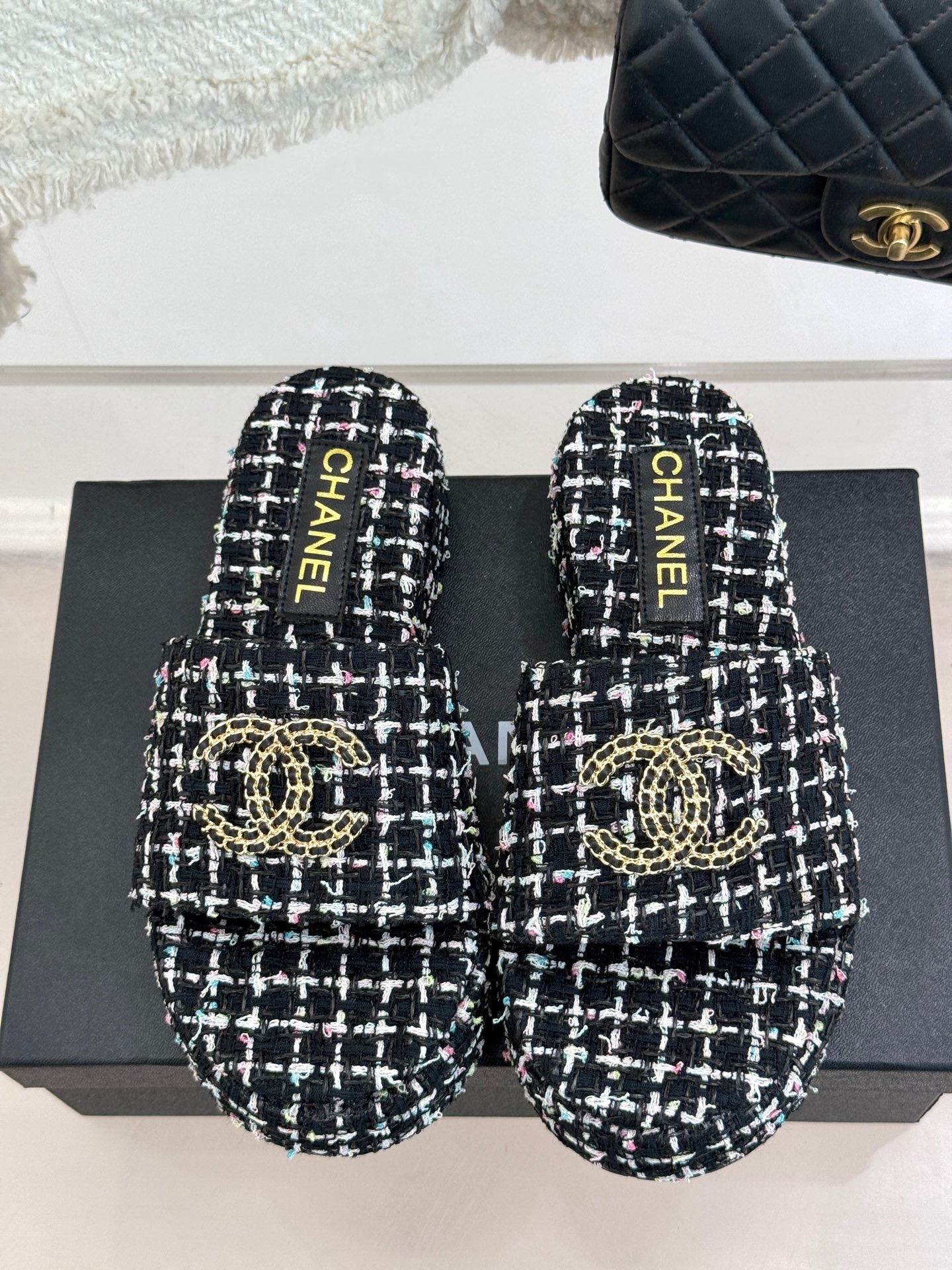 
CHANE*｜小香25c春夏新品
链条双C懒人拖鞋 
今年小香推出全新夏日度假系列拖鞋～
 不管是出街