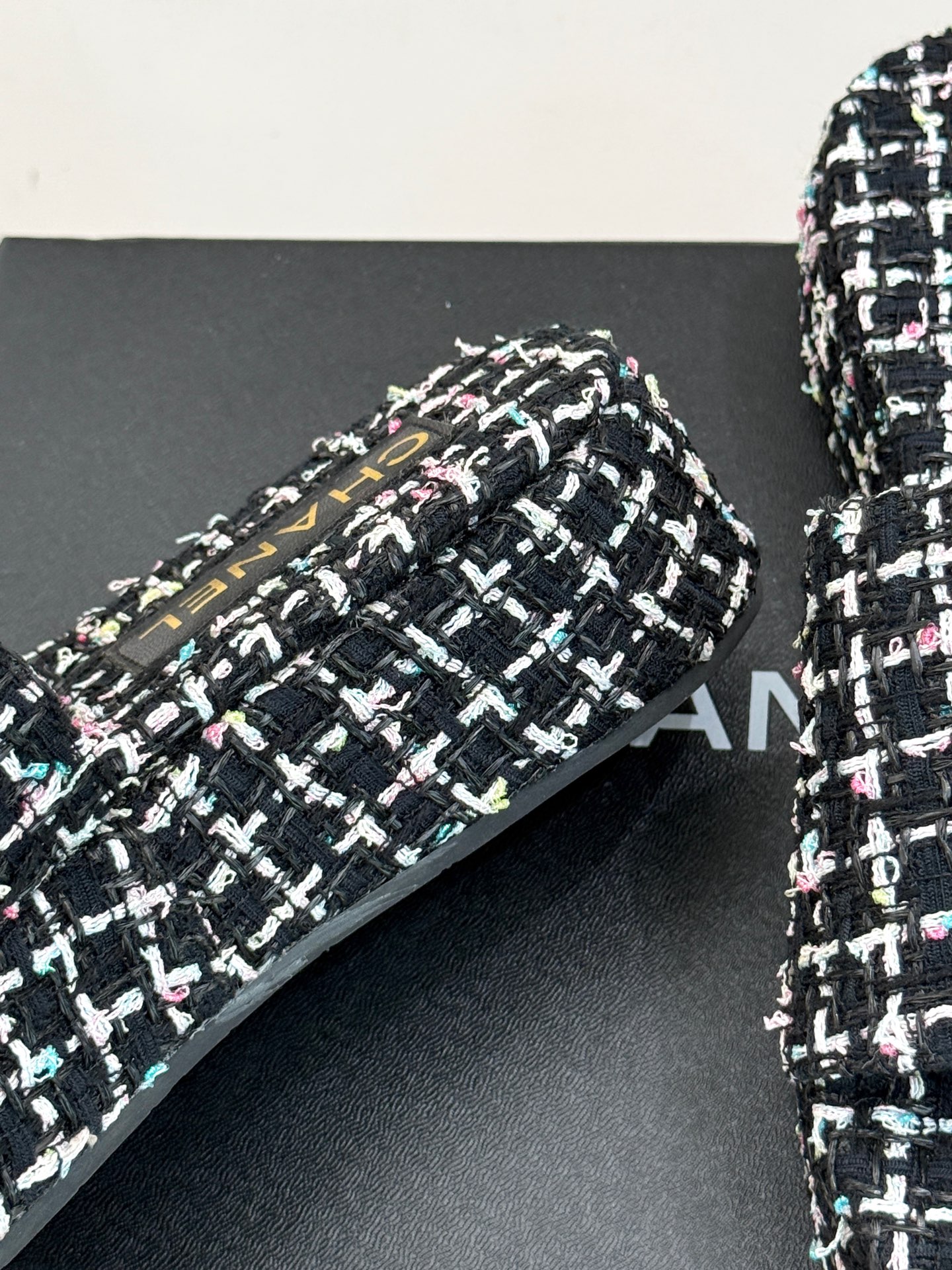 
CHANE*｜小香25c春夏新品
链条双C懒人拖鞋 
今年小香推出全新夏日度假系列拖鞋～
 不管是出街