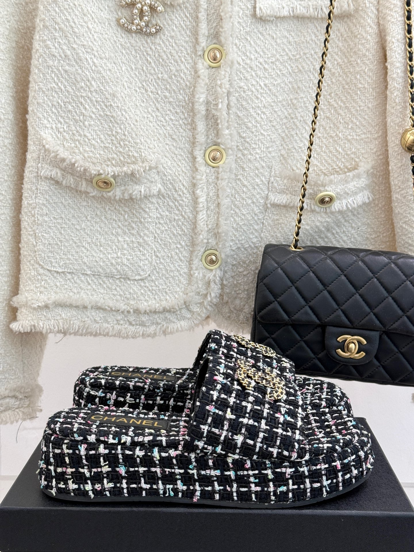 
CHANE*｜小香25c春夏新品
链条双C懒人拖鞋 
今年小香推出全新夏日度假系列拖鞋～
 不管是出街