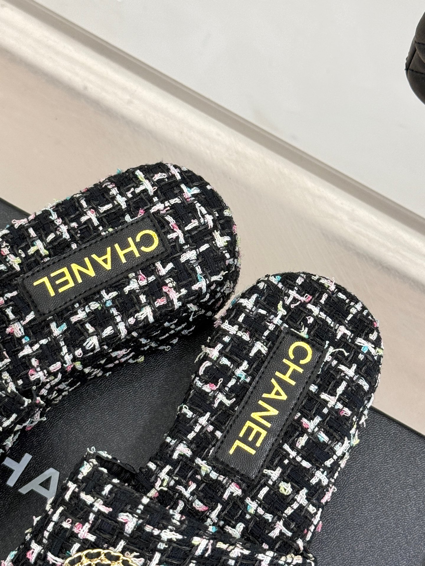 
CHANE*｜小香25c春夏新品
链条双C懒人拖鞋 
今年小香推出全新夏日度假系列拖鞋～
 不管是出街