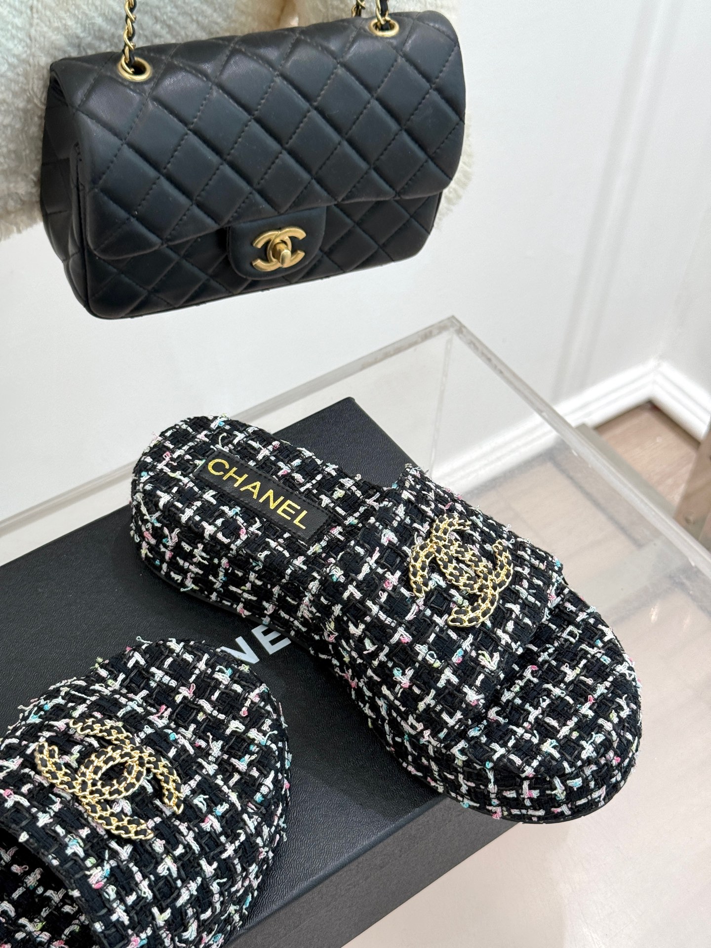 
CHANE*｜小香25c春夏新品
链条双C懒人拖鞋 
今年小香推出全新夏日度假系列拖鞋～
 不管是出街