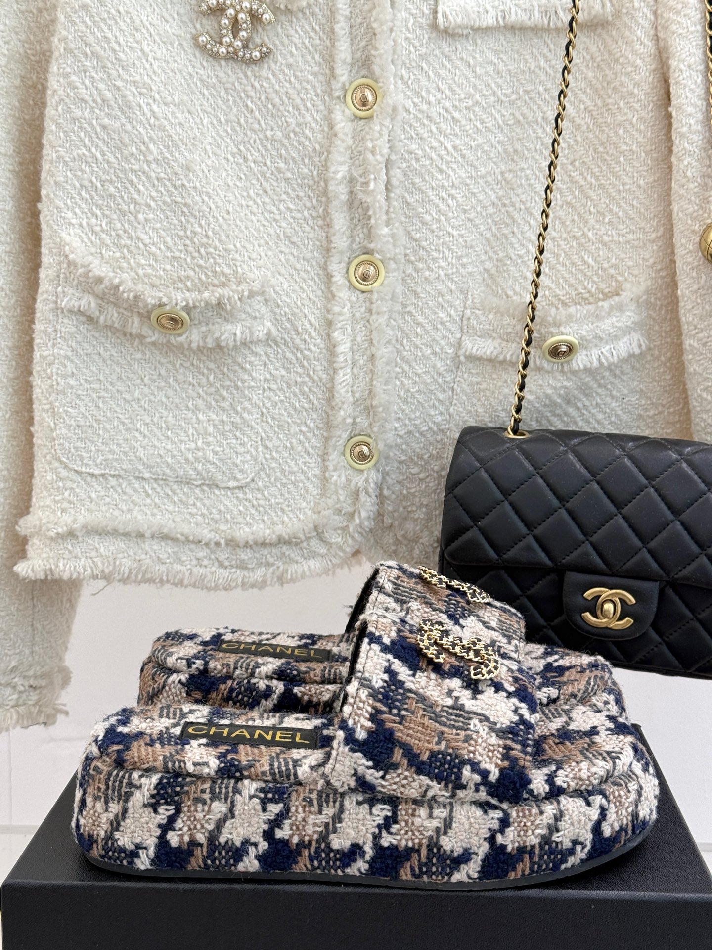 
CHANE*｜小香25c春夏新品
链条双C懒人拖鞋 
今年小香推出全新夏日度假系列拖鞋～
 不管是出街