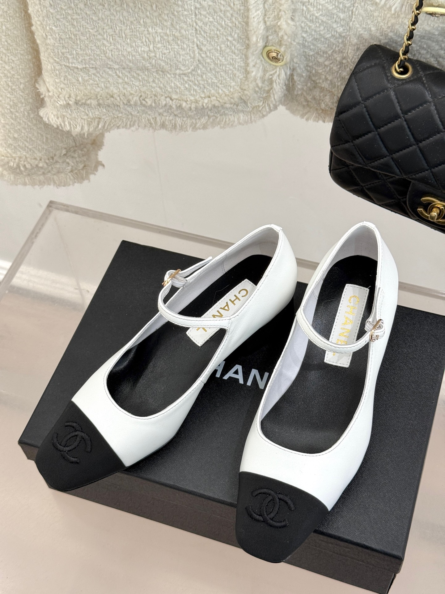 
CHANE*｜小香25S早春新品
拼色方头丽珍鞋
本年度最美玛丽珍鞋
无法抗拒的高级与优雅!
无论是搭
