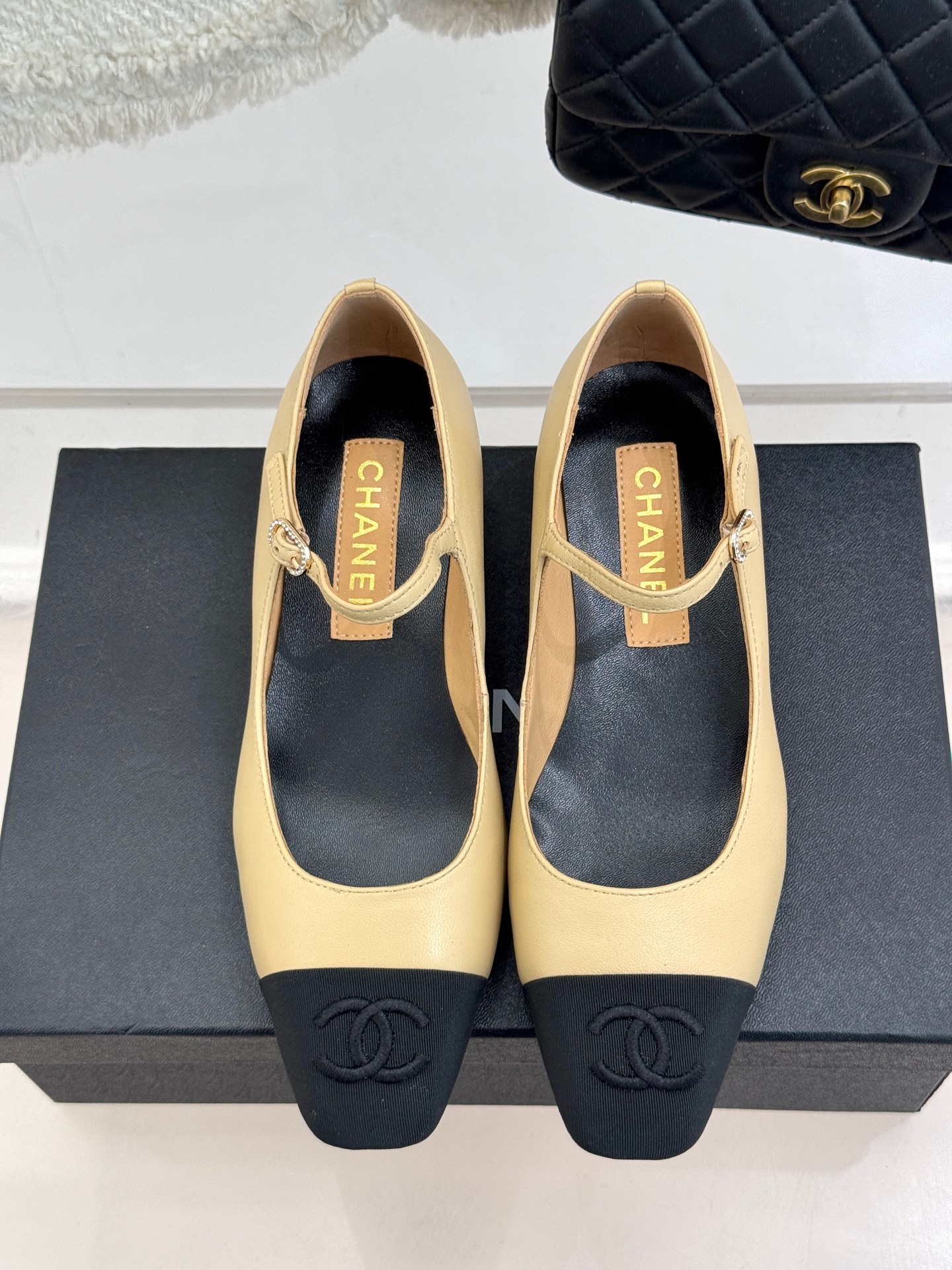 
CHANE*｜小香25S早春新品
拼色方头丽珍鞋
本年度最美玛丽珍鞋
无法抗拒的高级与优雅!
无论是搭