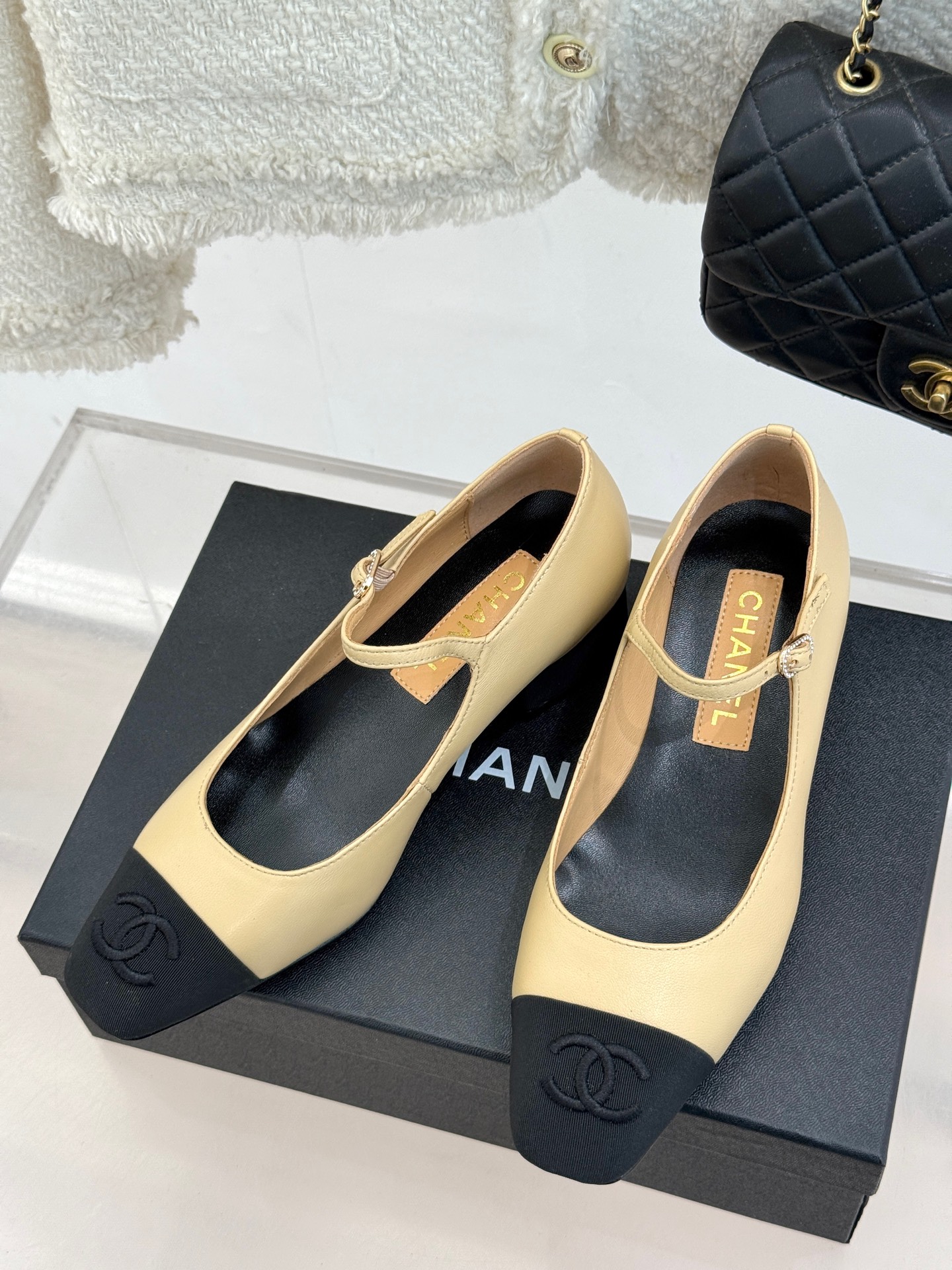 
CHANE*｜小香25S早春新品
拼色方头丽珍鞋
本年度最美玛丽珍鞋
无法抗拒的高级与优雅!
无论是搭