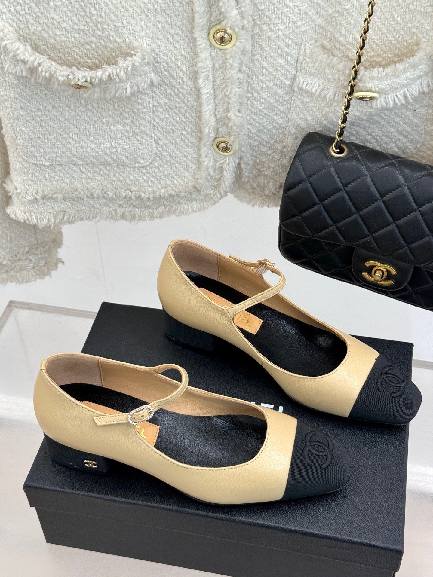 
CHANE*｜小香25S早春新品
拼色方头丽珍鞋
本年度最美玛丽珍鞋
无法抗拒的高级与优雅!
无论是搭