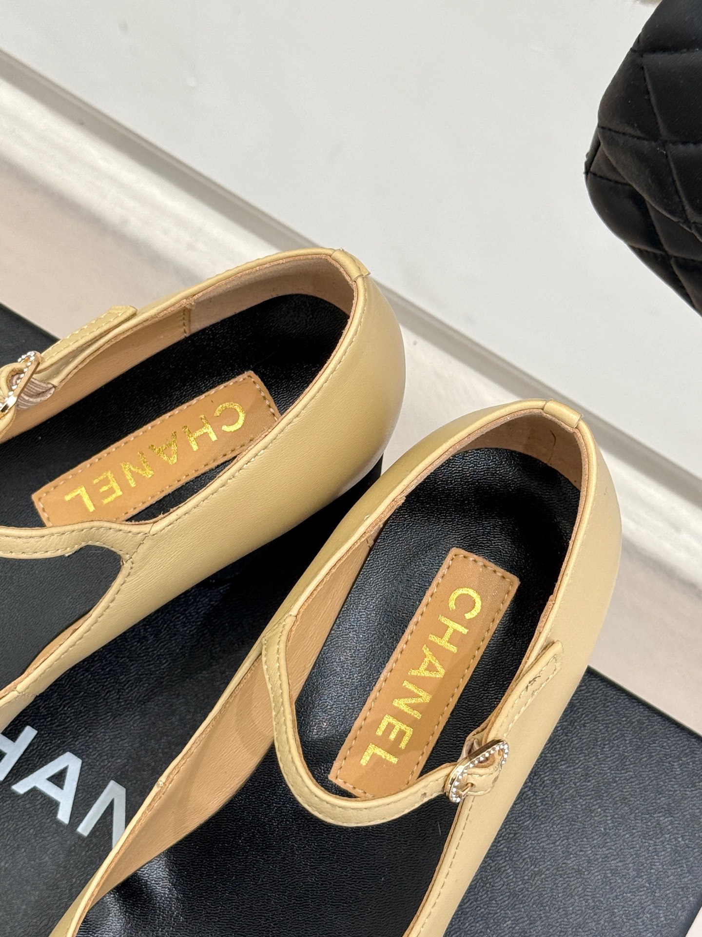 
CHANE*｜小香25S早春新品
拼色方头丽珍鞋
本年度最美玛丽珍鞋
无法抗拒的高级与优雅!
无论是搭