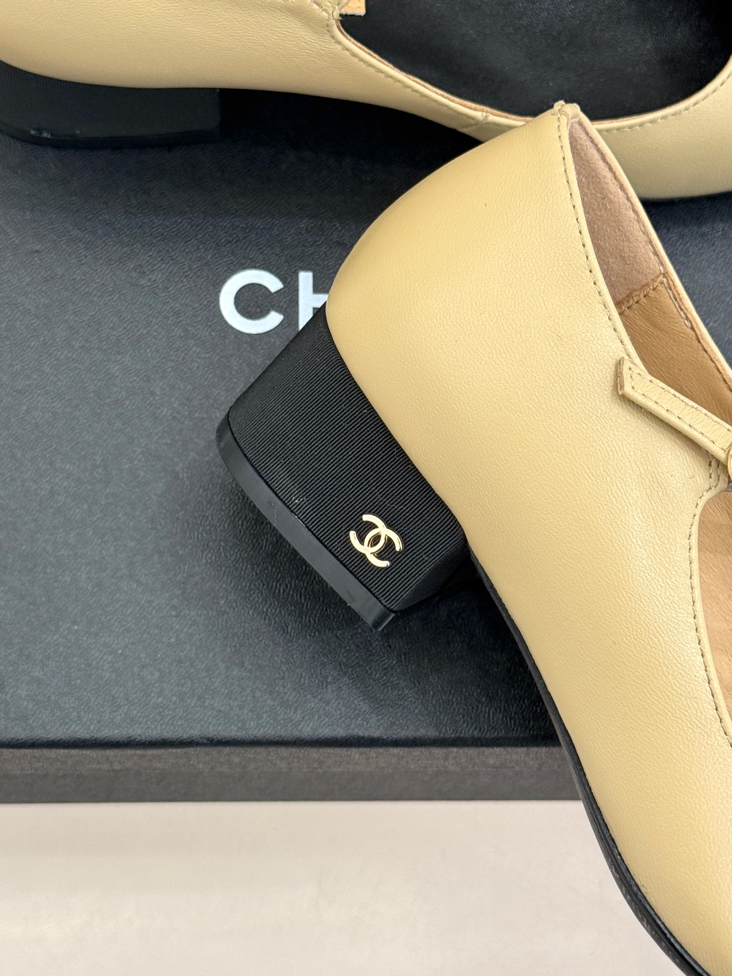 
CHANE*｜小香25S早春新品
拼色方头丽珍鞋
本年度最美玛丽珍鞋
无法抗拒的高级与优雅!
无论是搭