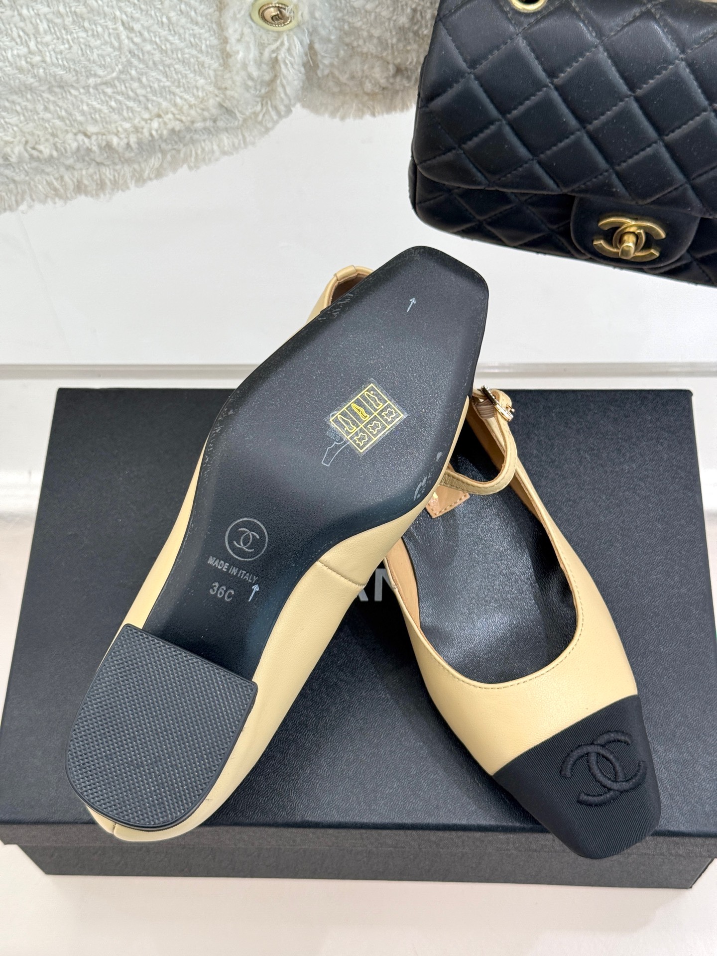 
CHANE*｜小香25S早春新品
拼色方头丽珍鞋
本年度最美玛丽珍鞋
无法抗拒的高级与优雅!
无论是搭
