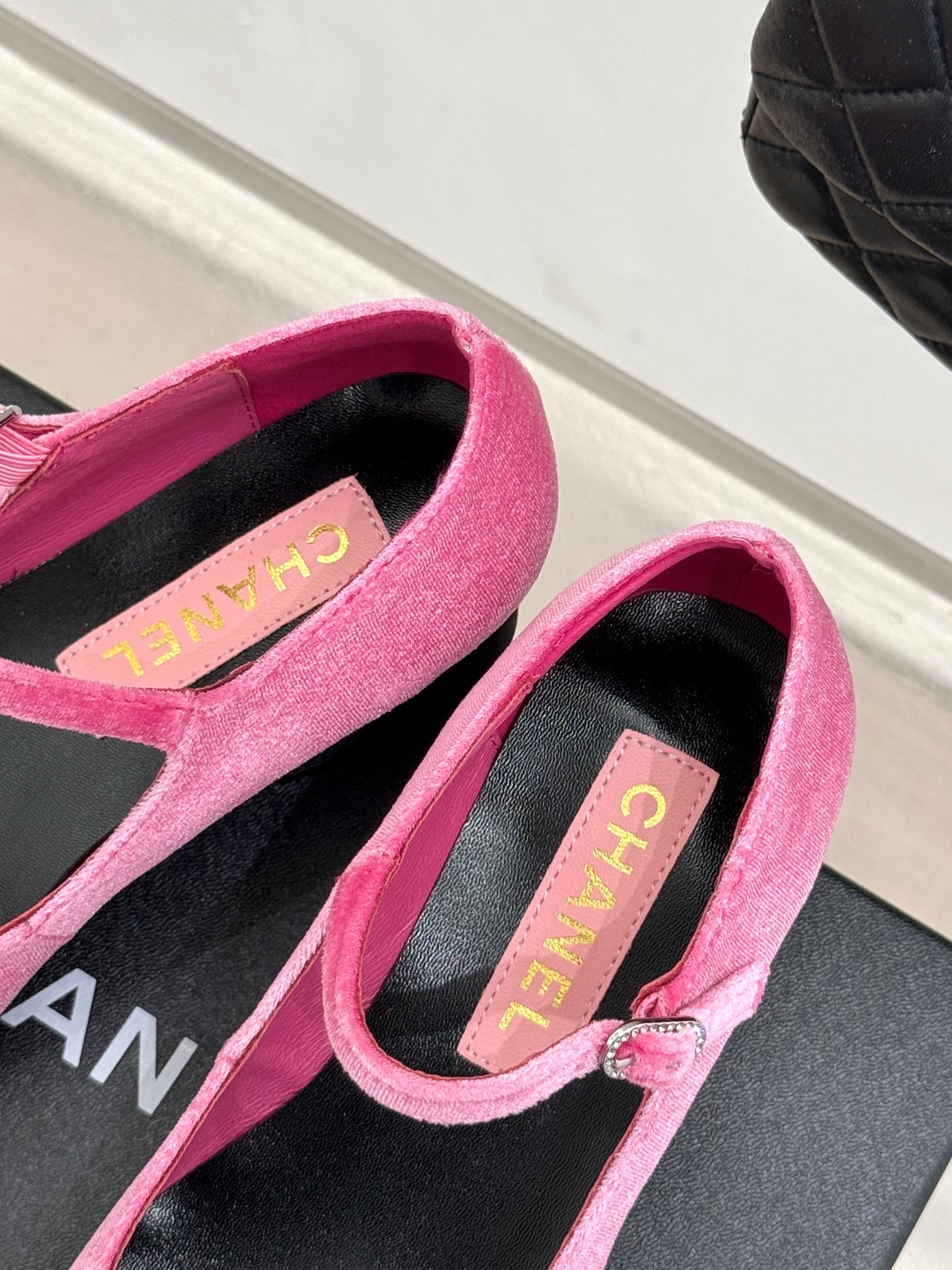 
CHANE*｜小香25S早春新品
拼色方头丽珍鞋
本年度最美玛丽珍鞋
无法抗拒的高级与优雅!
无论是搭