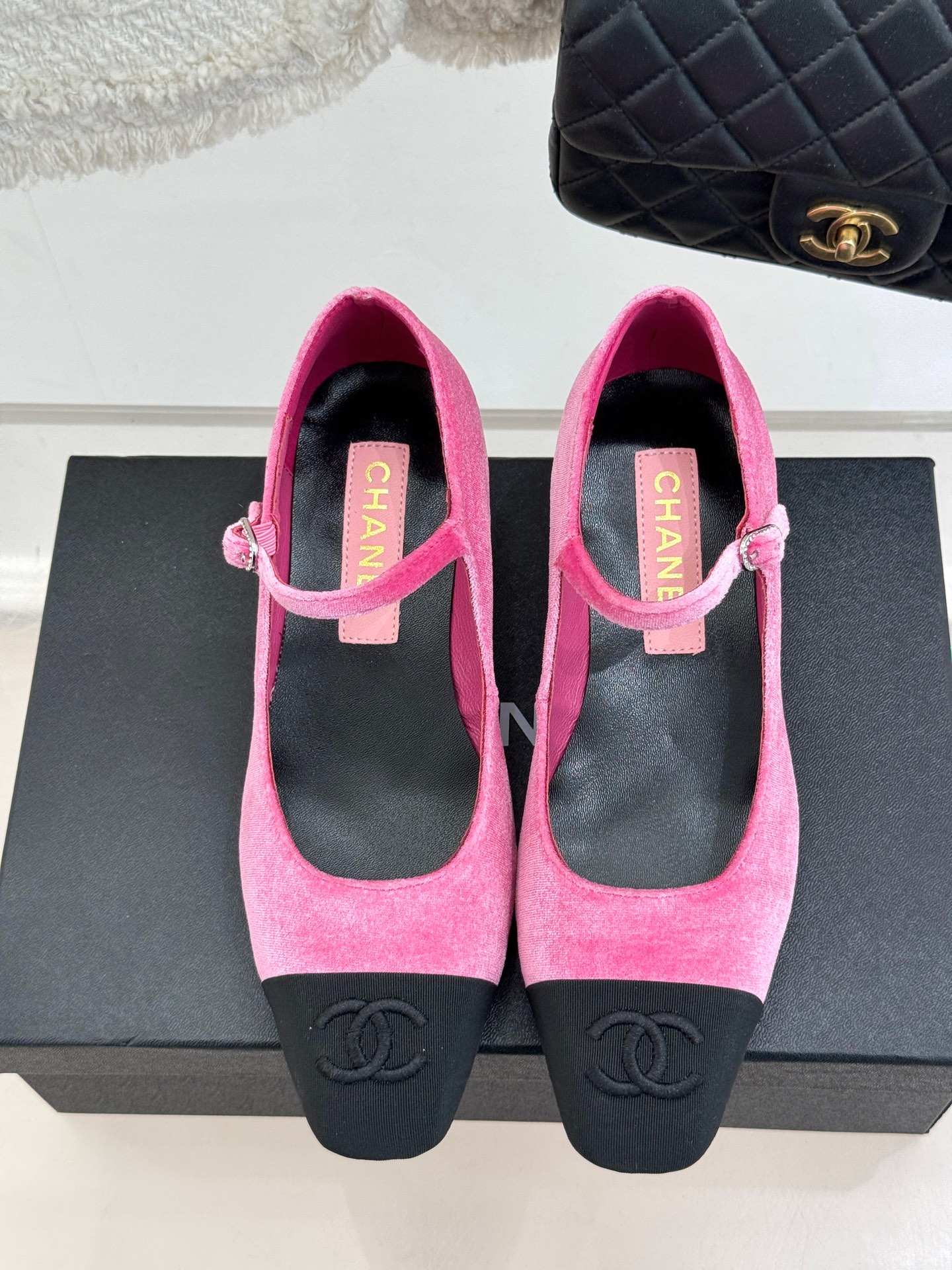 
CHANE*｜小香25S早春新品
拼色方头丽珍鞋
本年度最美玛丽珍鞋
无法抗拒的高级与优雅!
无论是搭