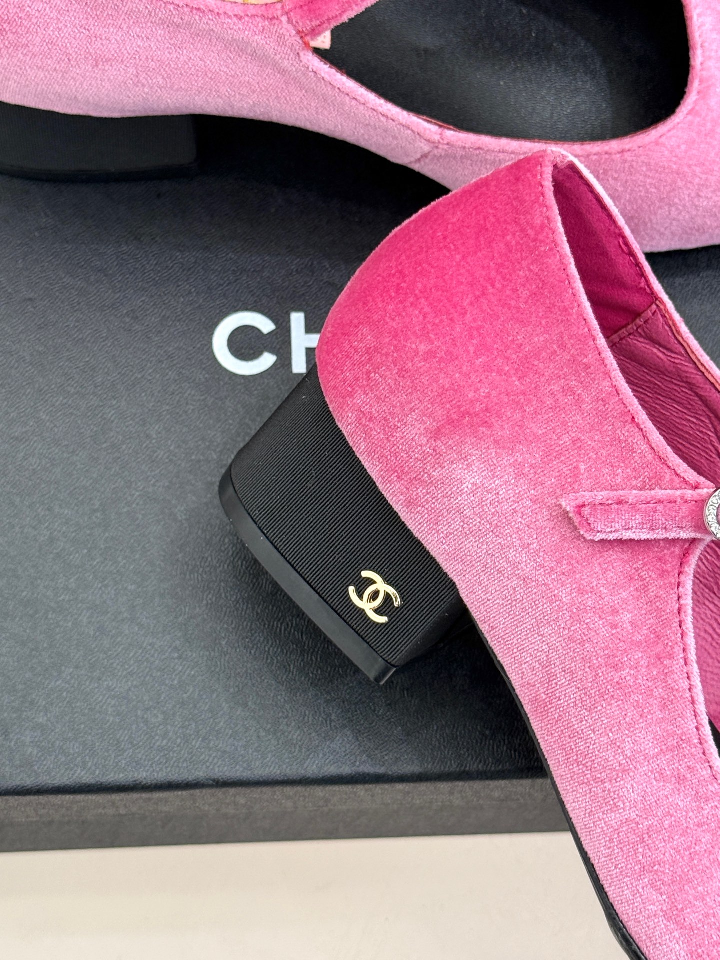 
CHANE*｜小香25S早春新品
拼色方头丽珍鞋
本年度最美玛丽珍鞋
无法抗拒的高级与优雅!
无论是搭