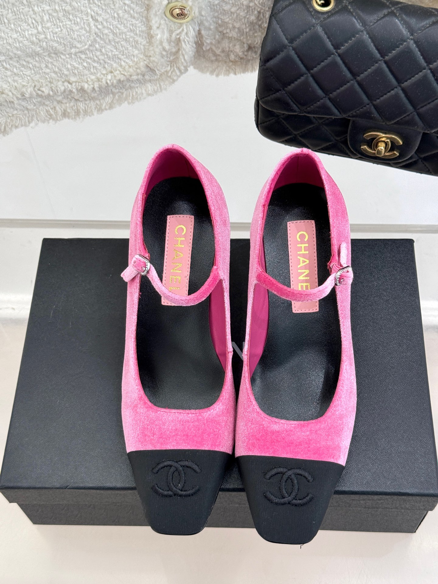 
CHANE*｜小香25S早春新品
拼色方头丽珍鞋
本年度最美玛丽珍鞋
无法抗拒的高级与优雅!
无论是搭