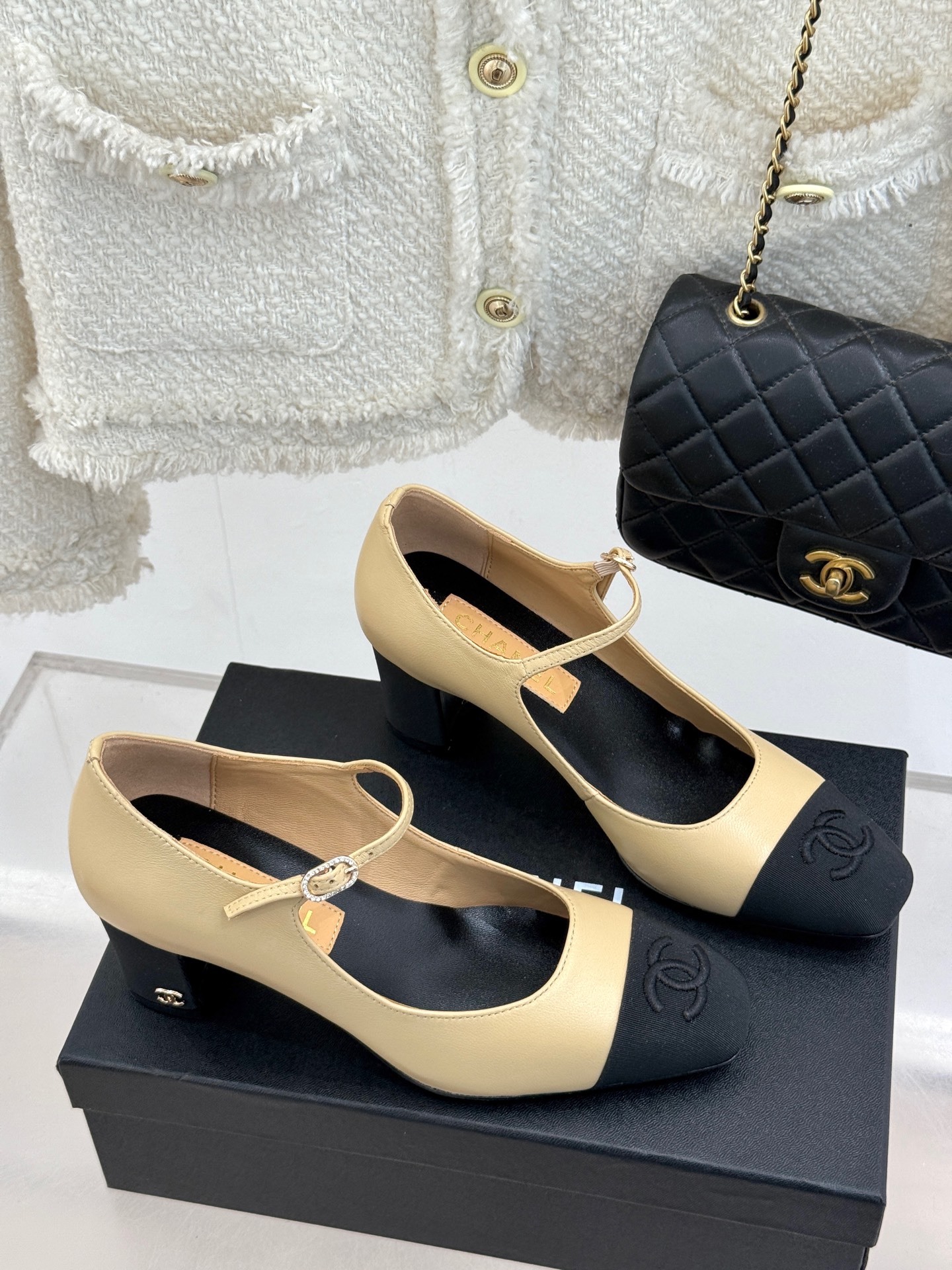 
CHANE*｜小香25S早春新品
拼色方头丽珍鞋
本年度最美玛丽珍鞋
无法抗拒的高级与优雅!
无论是搭
