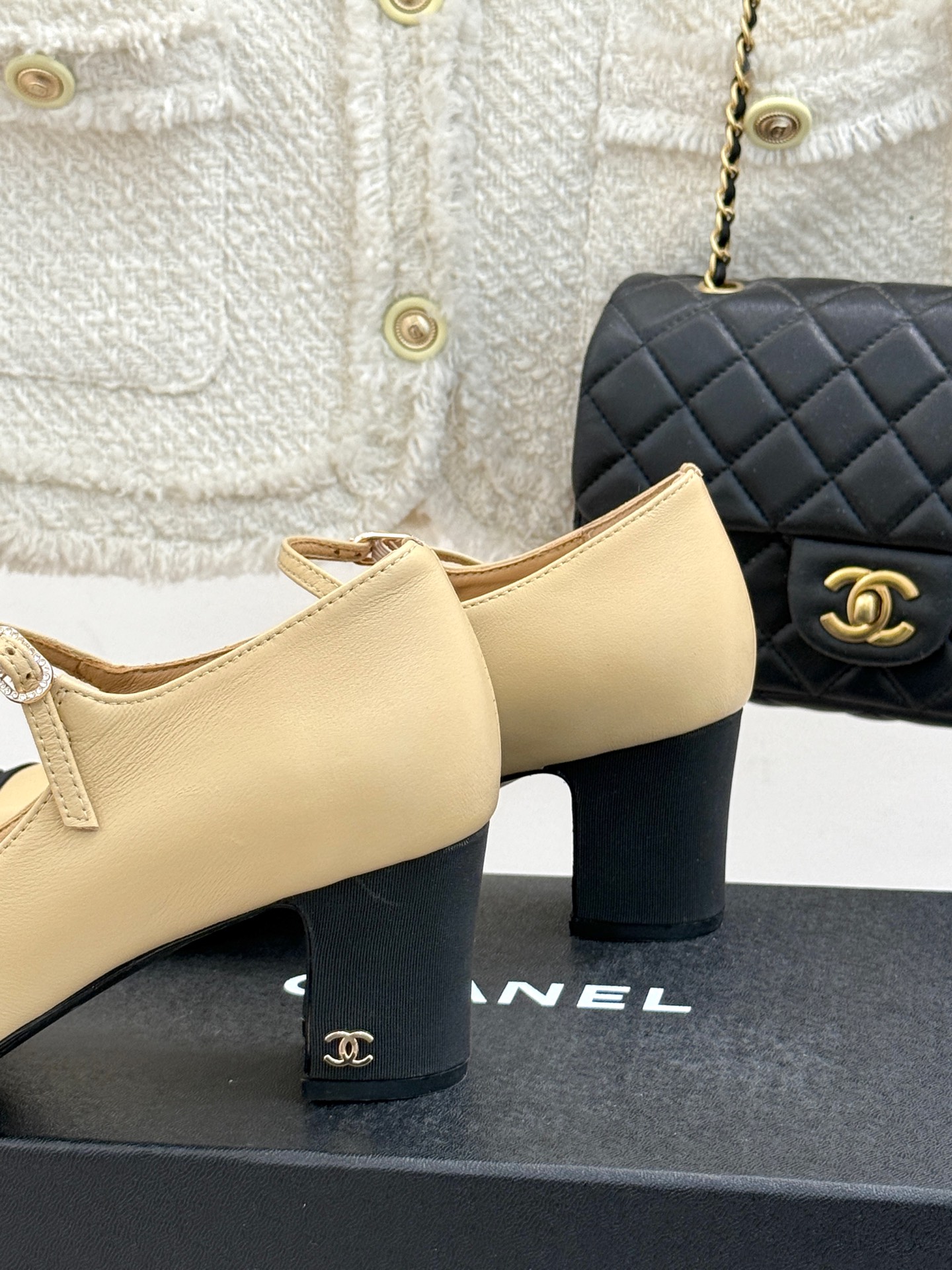 
CHANE*｜小香25S早春新品
拼色方头丽珍鞋
本年度最美玛丽珍鞋
无法抗拒的高级与优雅!
无论是搭