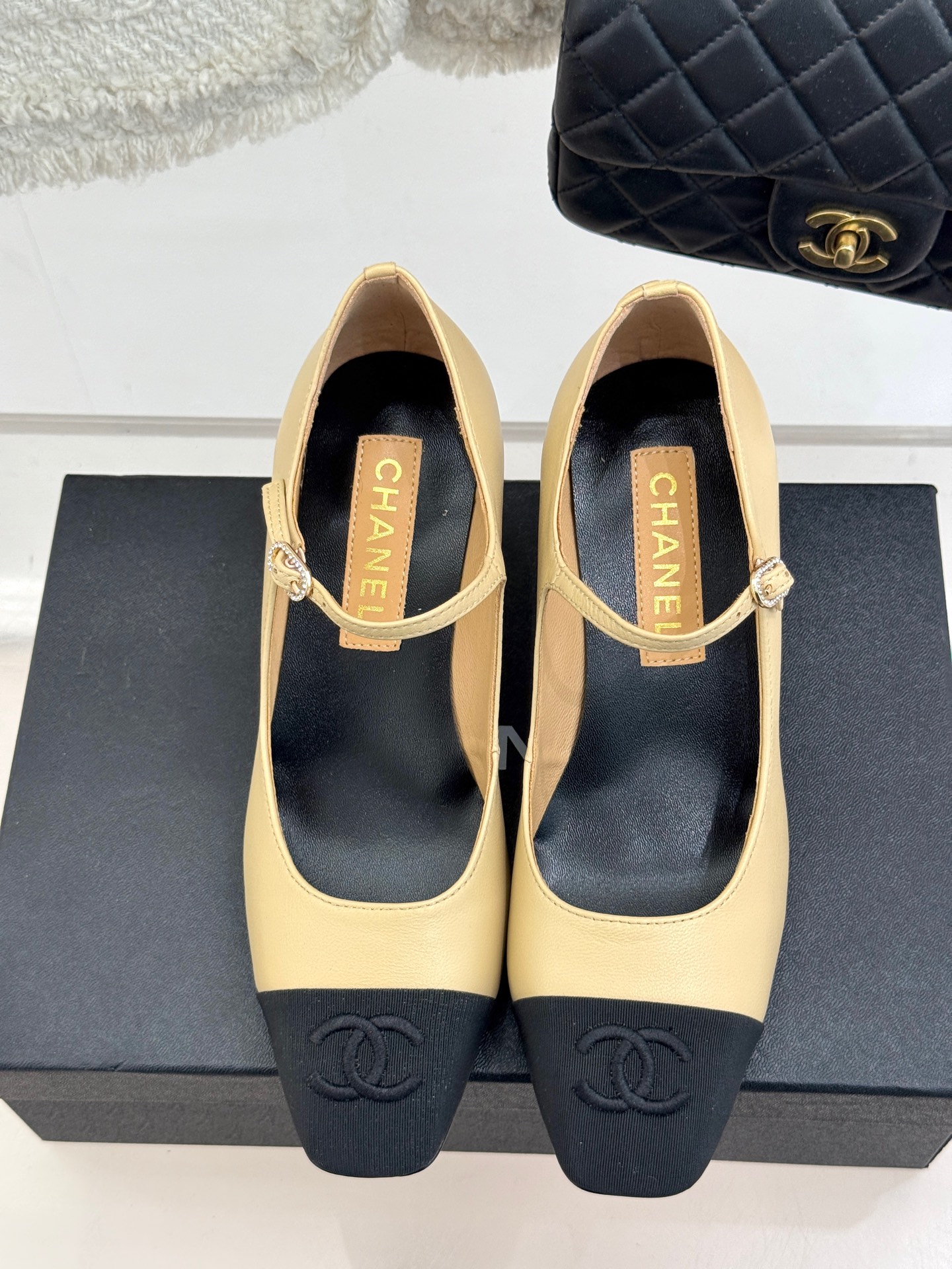 
CHANE*｜小香25S早春新品
拼色方头丽珍鞋
本年度最美玛丽珍鞋
无法抗拒的高级与优雅!
无论是搭