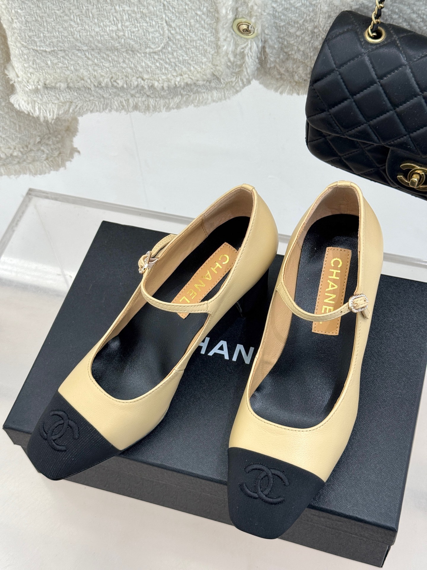 
CHANE*｜小香25S早春新品
拼色方头丽珍鞋
本年度最美玛丽珍鞋
无法抗拒的高级与优雅!
无论是搭
