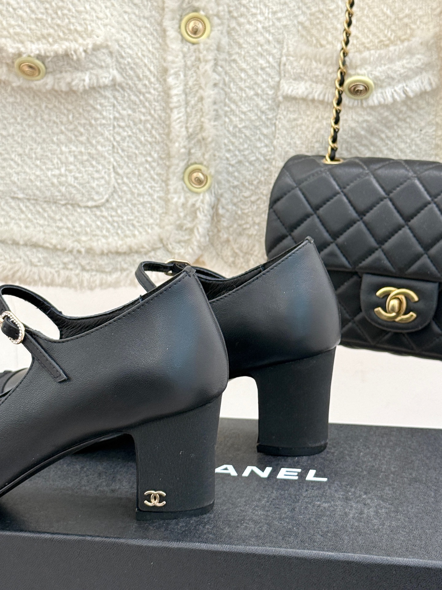 
CHANE*｜小香25S早春新品
拼色方头丽珍鞋
本年度最美玛丽珍鞋
无法抗拒的高级与优雅!
无论是搭