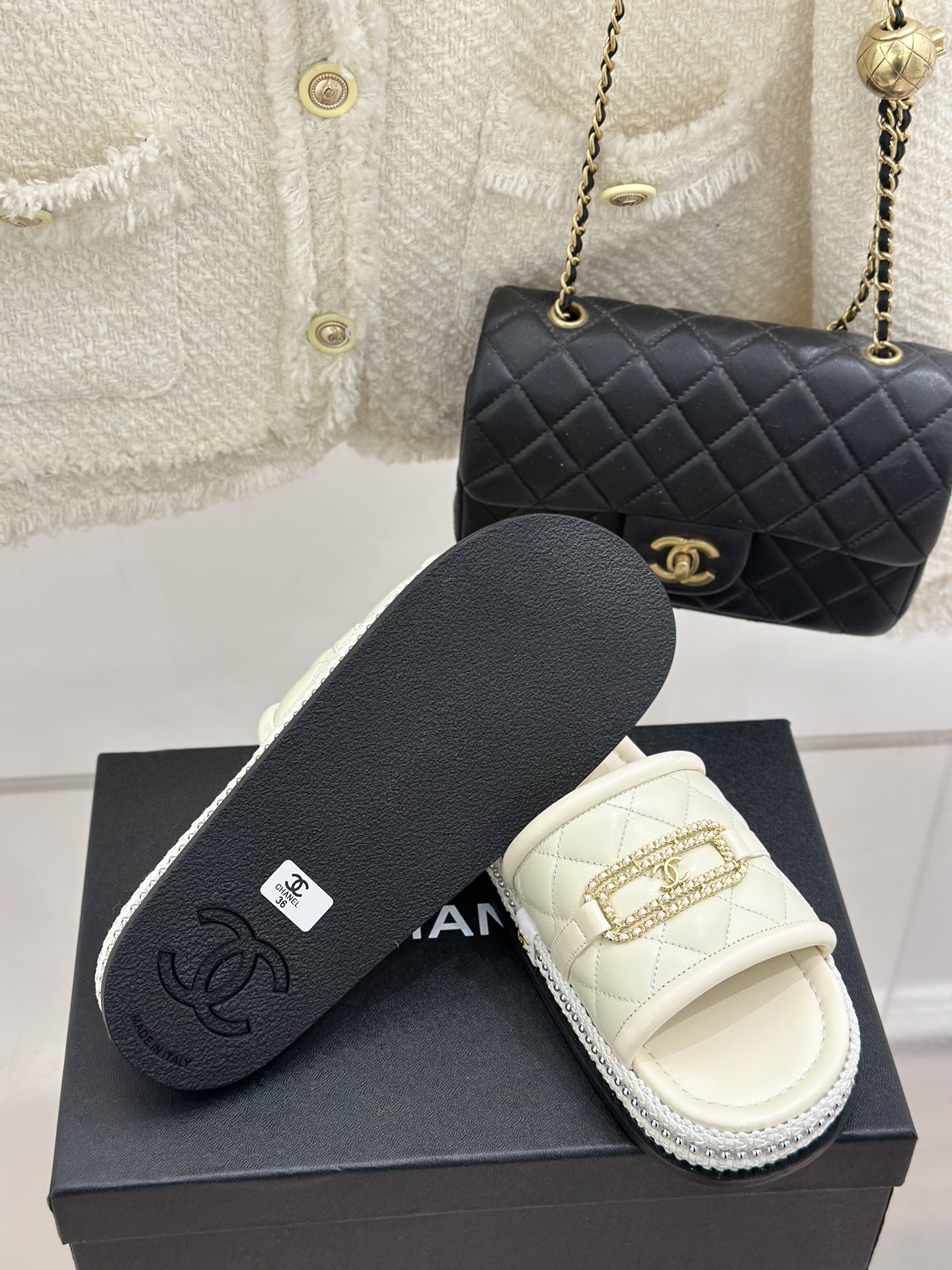 
CHANE*｜小香25C春夏新品
菱格链条双C懒人拖鞋
香奶奶家一贯的优雅名媛气质
高级感十足！上脚非