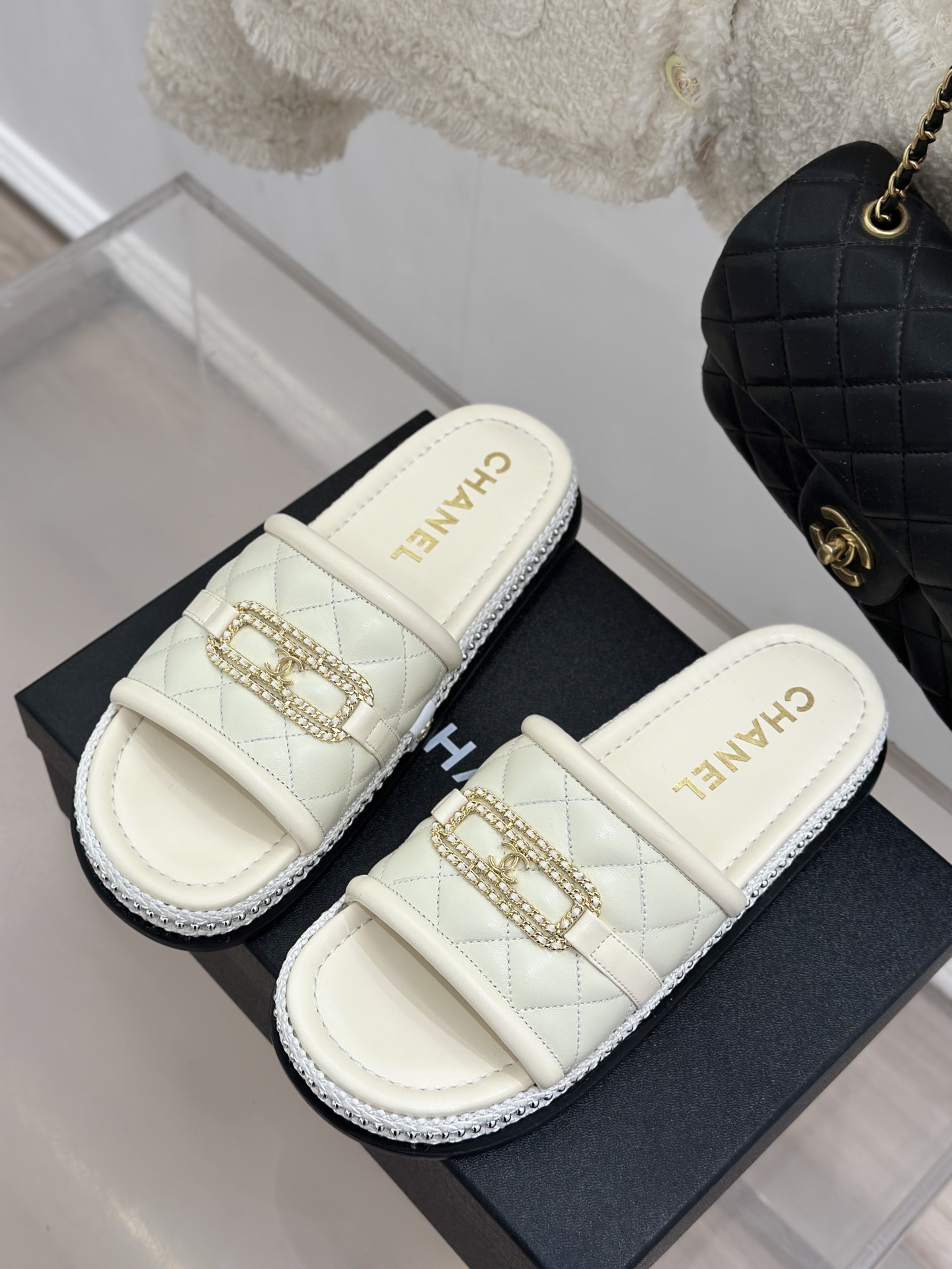 
CHANE*｜小香25C春夏新品
菱格链条双C懒人拖鞋
香奶奶家一贯的优雅名媛气质
高级感十足！上脚非