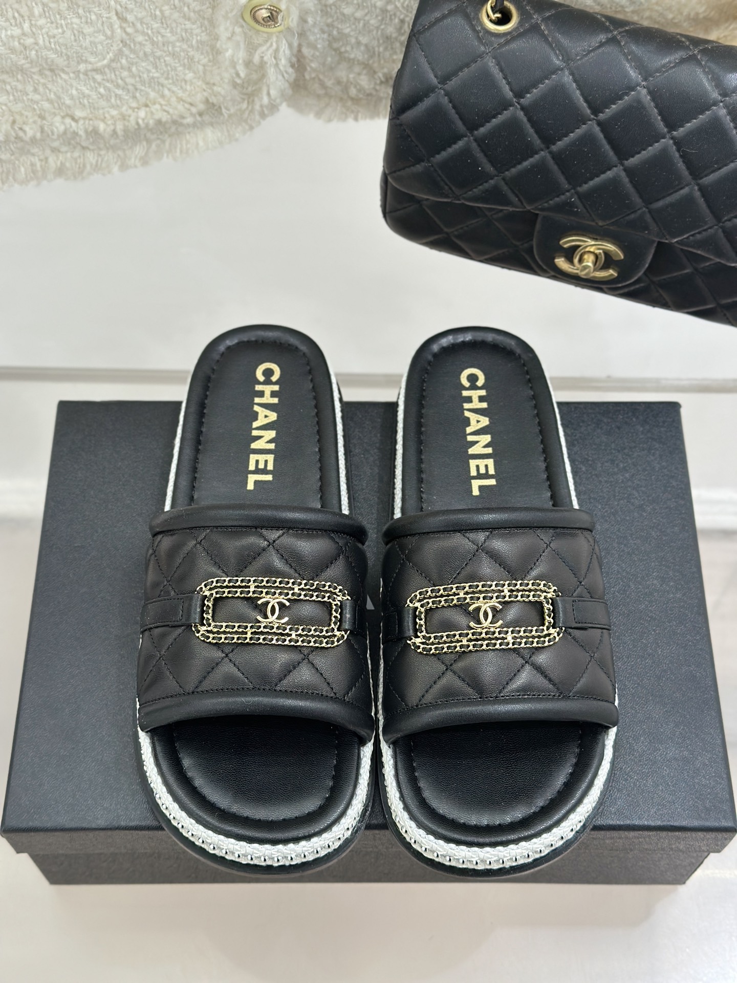 
CHANE*｜小香25C春夏新品
菱格链条双C懒人拖鞋
香奶奶家一贯的优雅名媛气质
高级感十足！上脚非