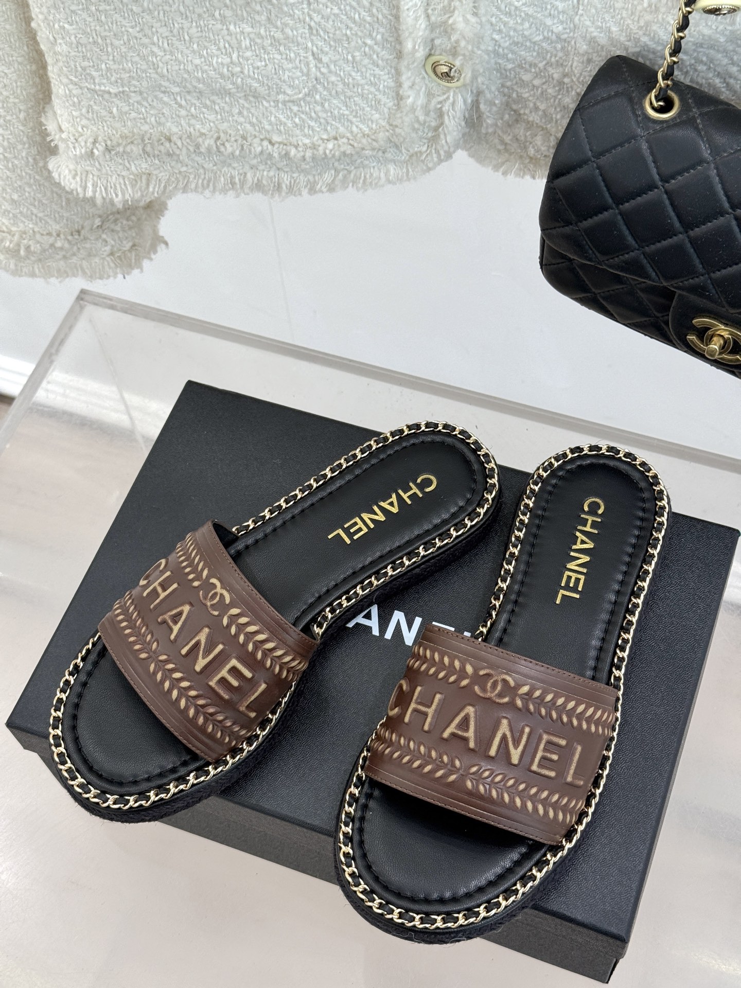
CHANE*｜小香25C春夏新品度假
链条字母厚底拖鞋
这一季度假凉拖系列真的超美 
搭配字母装饰 简