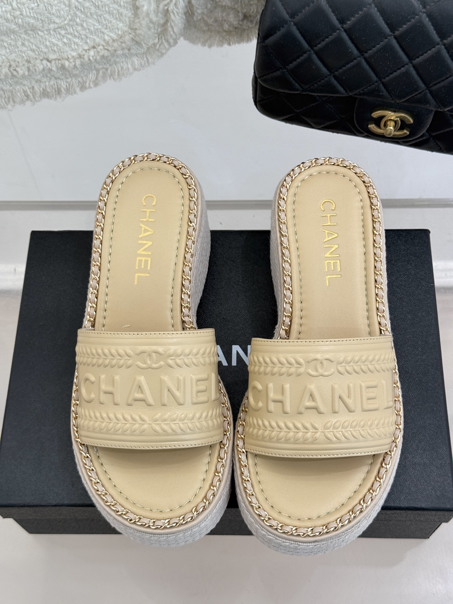 
CHANE*｜小香25C春夏新品度假
链条字母厚底拖鞋
这一季度假凉拖系列真的超美 
搭配字母装饰 简
