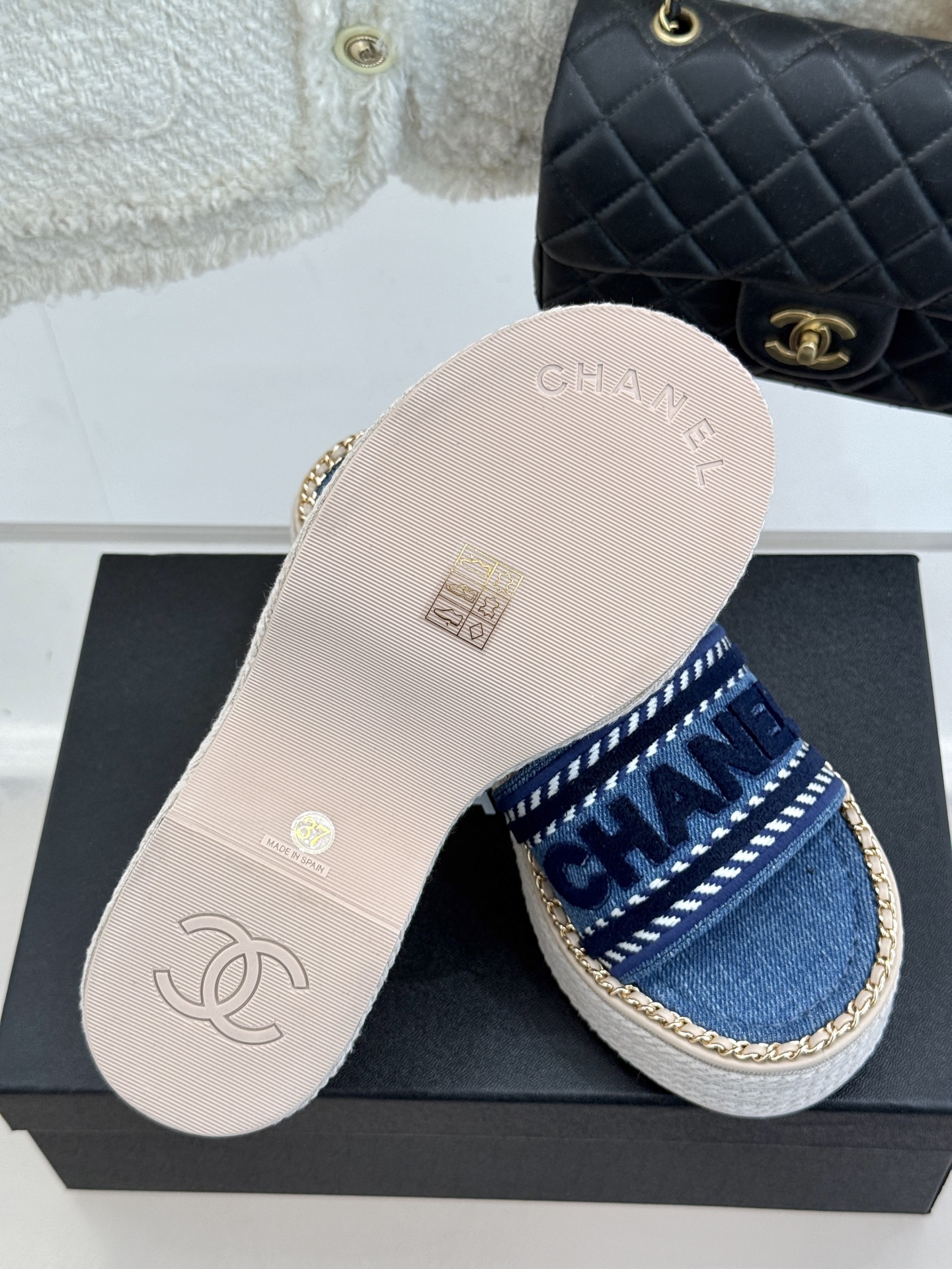 
CHANE*｜小香25C春夏新品度假
链条字母厚底拖鞋
这一季度假凉拖系列真的超美 
搭配字母装饰 简