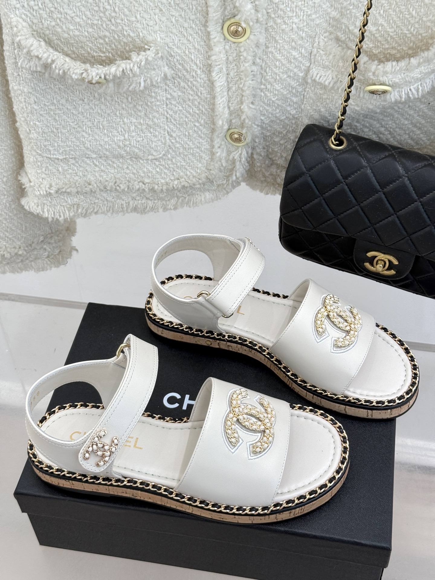 
CHANE*｜小香25C春夏新品度假
厚底链条双C凉鞋
这一季度假凉拖系列真的超美！
搭配链条双C五金