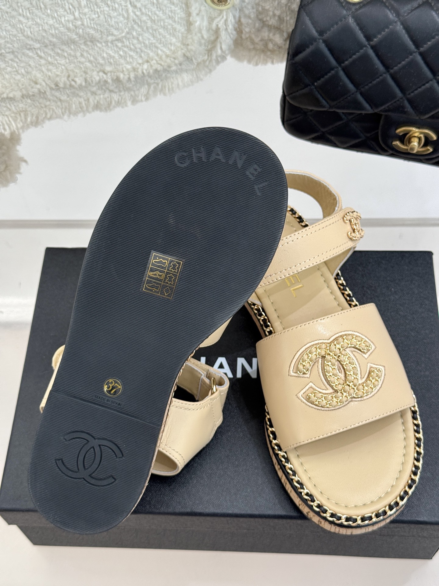 
CHANE*｜小香25C春夏新品度假
厚底链条双C凉鞋
这一季度假凉拖系列真的超美！
搭配链条双C五金