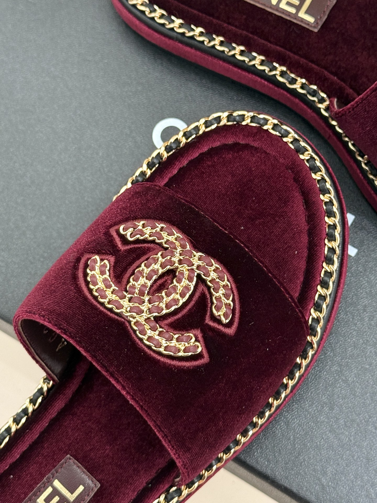 
CHANE*｜小香25C春夏新品度假
厚底链条双C拖鞋
这一季度假凉拖系列真的超美！
搭配链条双C五金