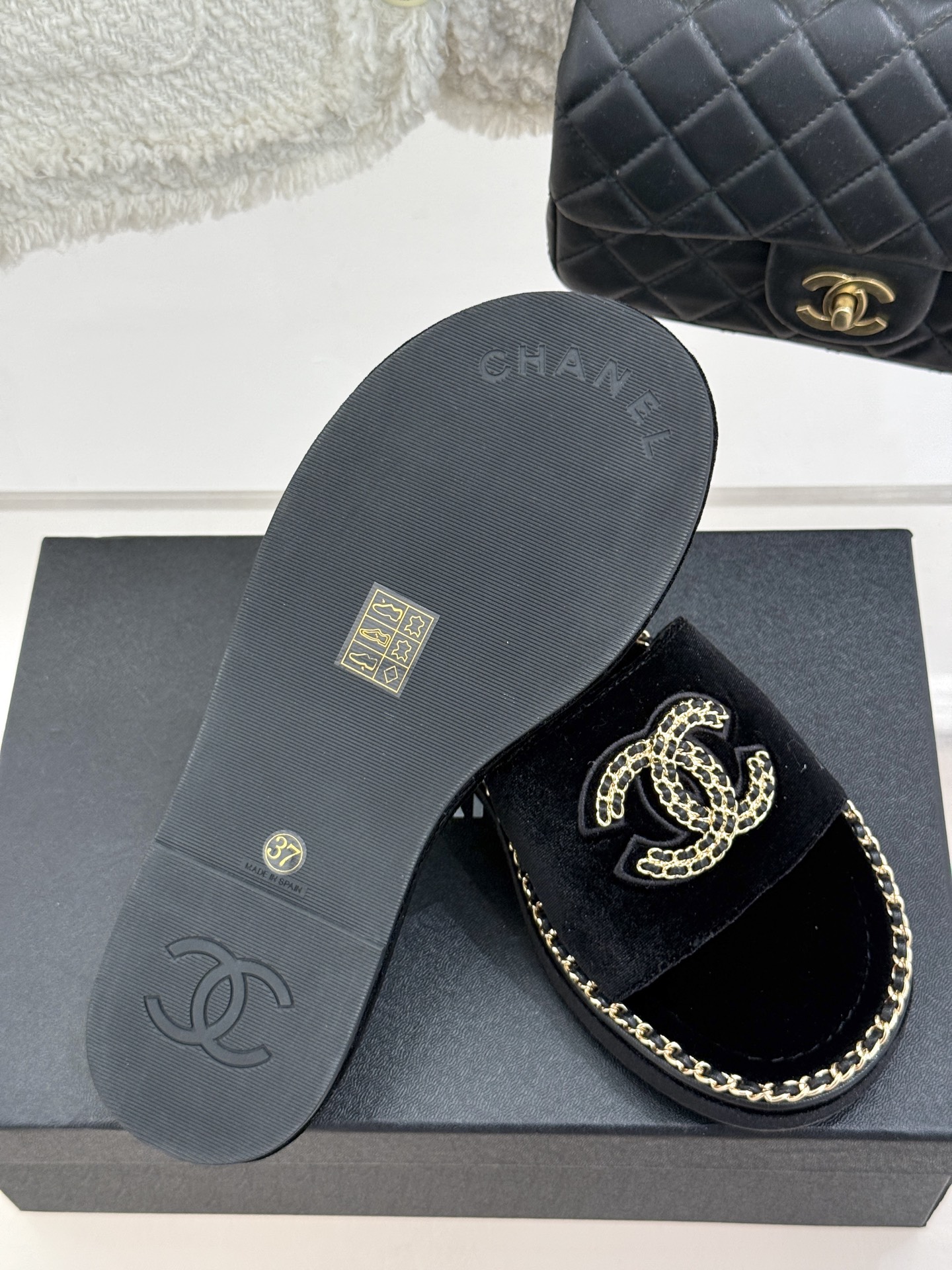 
CHANE*｜小香25C春夏新品度假
厚底链条双C拖鞋
这一季度假凉拖系列真的超美！
搭配链条双C五金