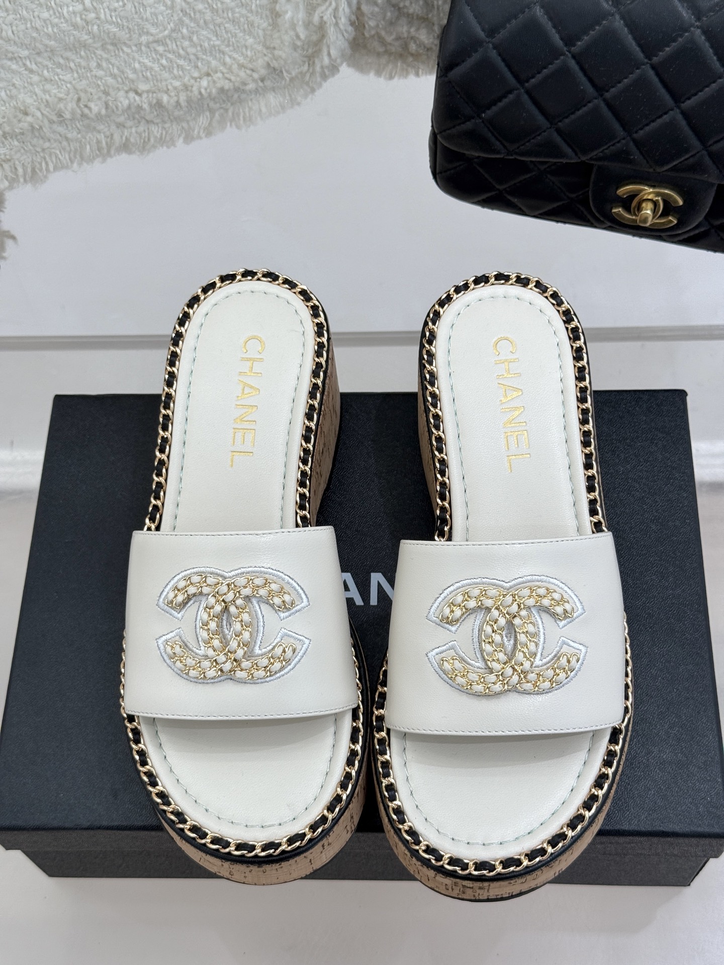 
CHANE*｜小香25C春夏新品度假
厚底链条双C拖鞋
这一季度假凉拖系列真的超美！
搭配链条双C五金