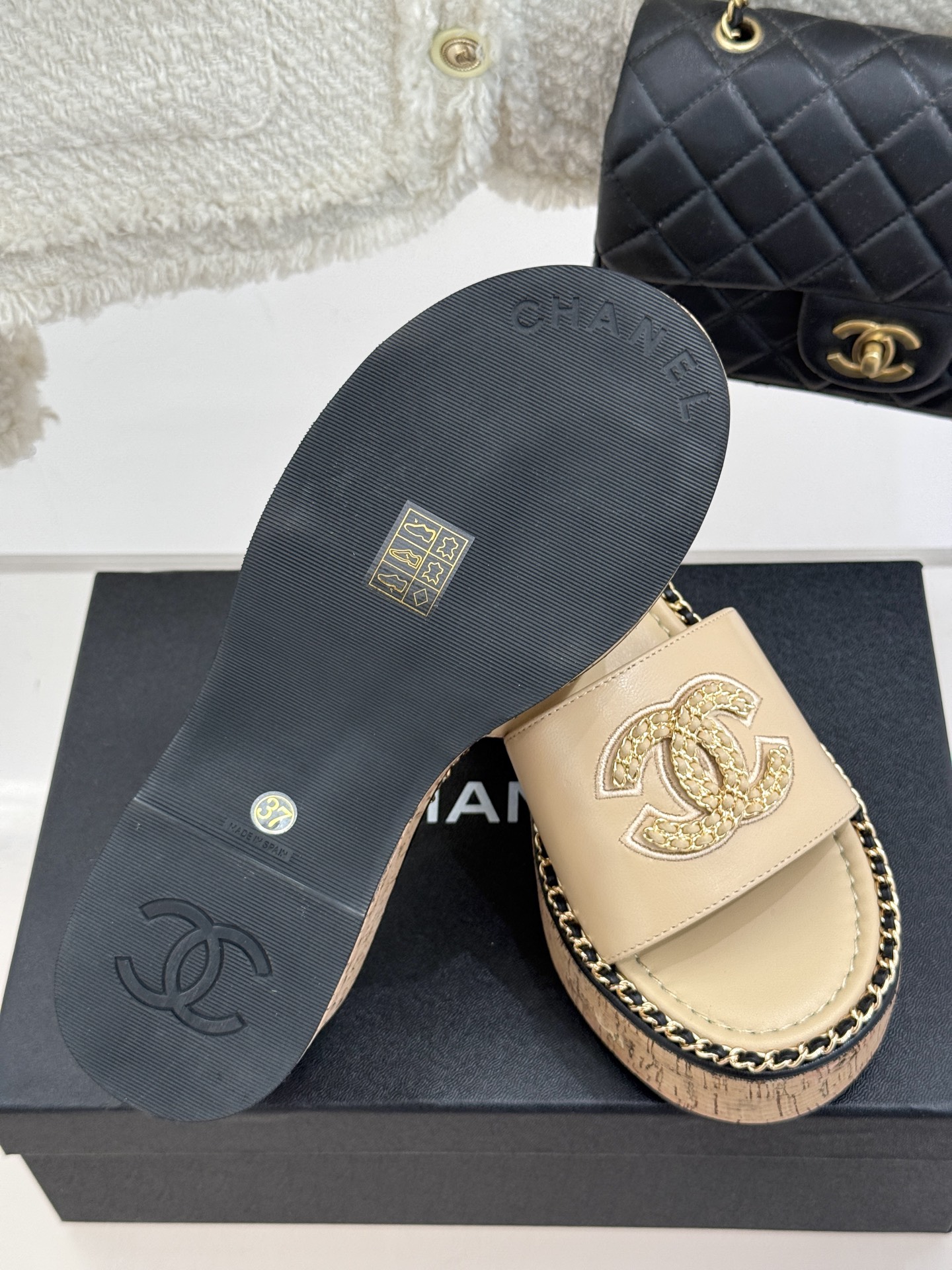 
CHANE*｜小香25C春夏新品度假
厚底链条双C拖鞋
这一季度假凉拖系列真的超美！
搭配链条双C五金